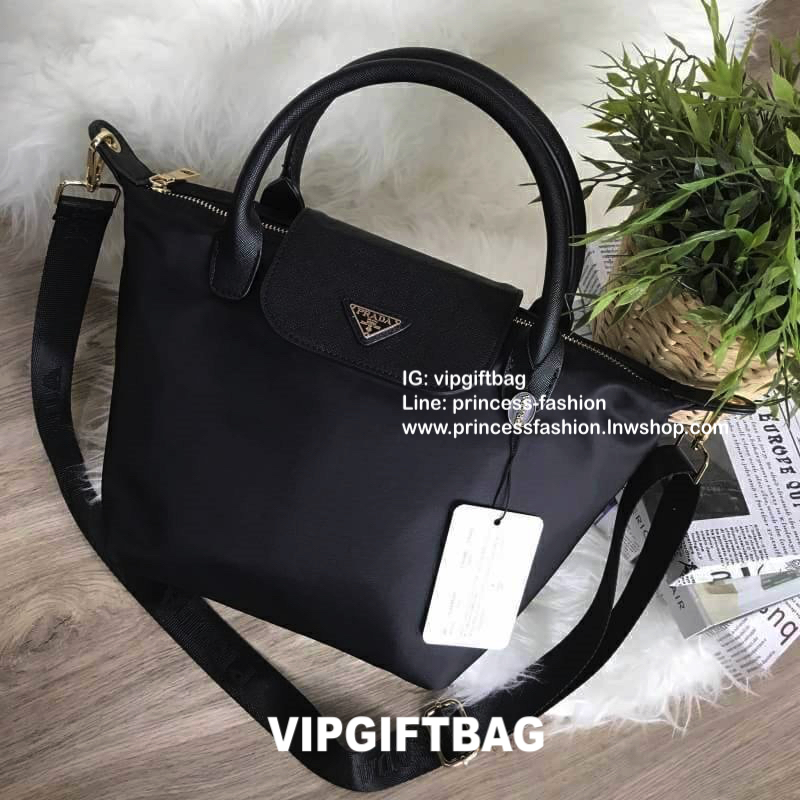 PRADA NYLON BAG WITH ZIP VIP GIFT WITH PURCHASE กระเป๋าถือหรือสะพายสไตล์ Longchamp GWP พรีเมี่ยมกิ้ฟจากเคาน์เตอร์แบรนด์ Limited edition วัสดุ Nylon เนื้อหนาคุณภาพดีตามแบบฉบับแบรนด์ด้านหน้าประดับโลโก้หรู เปิดปิดด้วยฝาปิดและซิป ภายใน Polyester 100% มีโลโก้ 