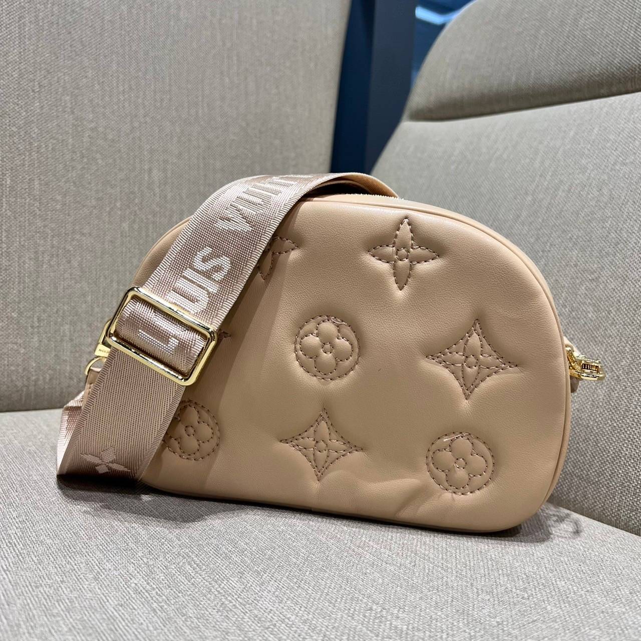 LV EXCLUSIVE VIP COSMETICS BAG ไอเท็มเอ็กซ์คลูซีฟ รุ่นหายาก กระเป๋าใส่เครื่องสำอางค์เอนกประสงค์ ที่นำมาประยุกต์ใช้เป็นกระเป๋าสะพายประจำวันได้ เพราะพิเศษมากแถมสายสะพายมาให้ วัสดุหนังลูกวัวฟอกสี นิ่มมาก เปิด-ปิดด้วยซิป ภายในโล่งกว้าง มีช่องแบ่งสัดส่วนให้ จั