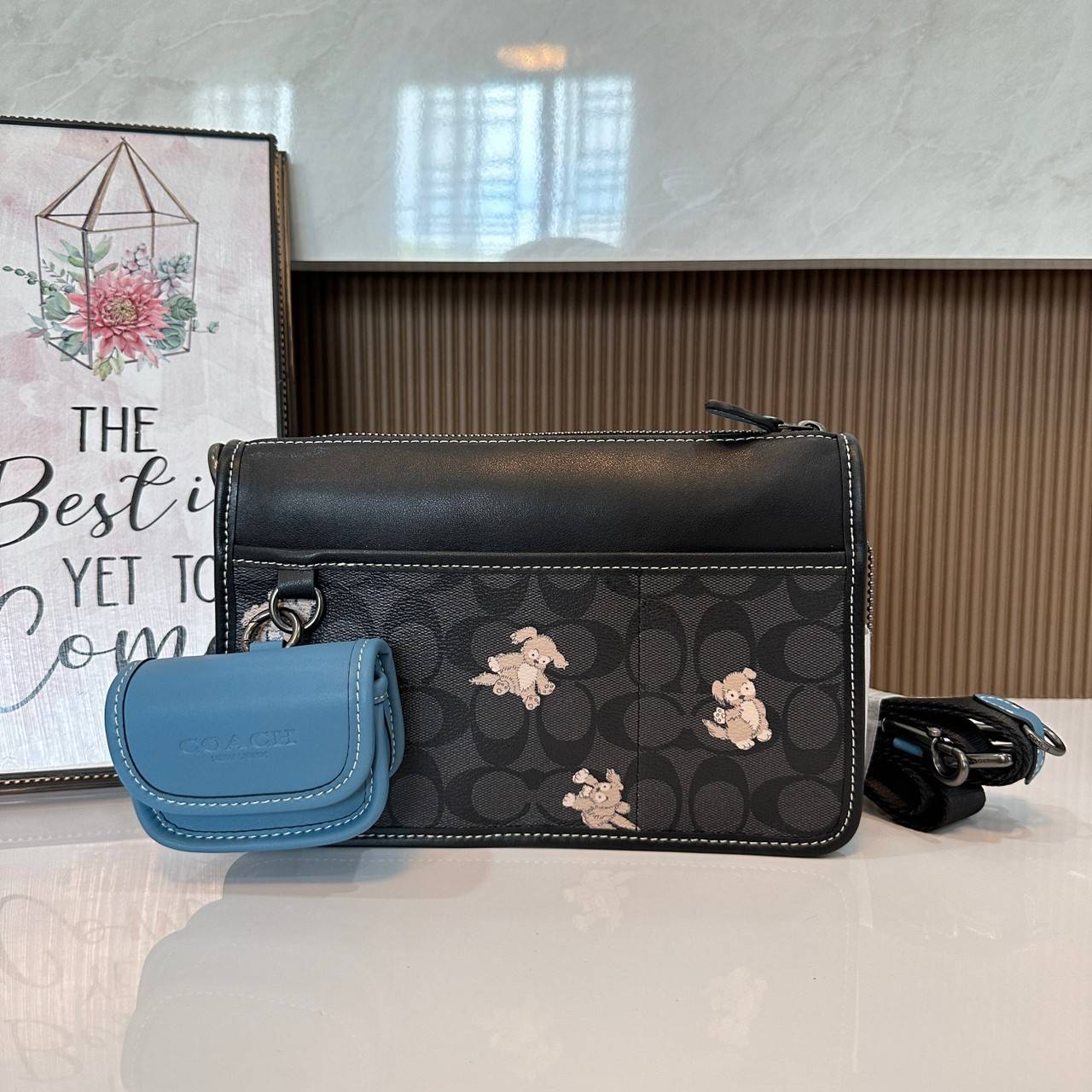 Coach Heritage Convertible Crossbody In Signature Canvas With Creature Print( cc131) กระเป๋าไฮบริดแบบถอดได้รุ่นใหม่ หล่อเท่ส์ สะพายสามารถสะพายทำงานดูดีสุดๆคะ มาพร้อมกระเป๋าใบเล็กห้อยสุดเก๋ วัสดุแคนวาสตัดขอบหนังแท้ เปิด ปิดด้วยซิป ซับในผ้า ด้านนอกกระเป๋าเป