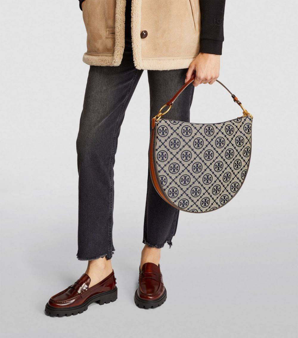 ใบใหญ่ 35cm Tory Burch T Monogram Medium Crescent Bag / TORY BURCH T MONOGRAM JACQUARD CRESCENT BAG ไซส์ใหญ่กับไอเท็มสุดร้อนแรง เซเลปรีวิวเยอะมาก!! สาวๆตามหากันไปอีก กระเป๋าทรง half moon ที่ดีไซน์บนผ้า jacquard ลวดลายซิกเนเจอร์ เรียบหรู ผู้ดีมากแม่!