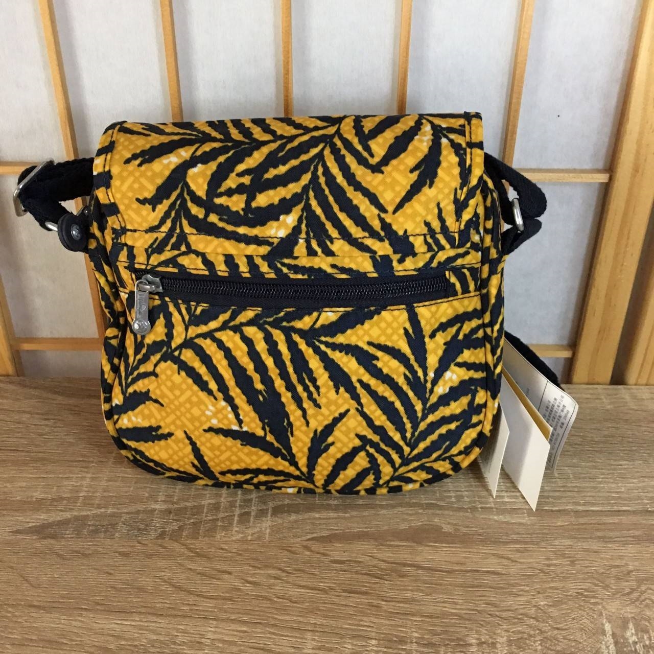 Kipling Nuria Shoulder Bag K10026 กระเป๋าสะพาย collection ตัวแพงของ Kipling ของแท้ จากโรงงาน OEM. วัสดุ 100% nylon รูปทรงสวย ขนาดกระทัดรัด สะพายคล่องตัว เปิดด้วยกระดุมแม่เหล็ก มีช่องกระเป๋าด้านหน้า ช่องซิปหลัก ด้านในโล่ง ซับในลายสวย มีช่องซิป และช่องใส่ขอ