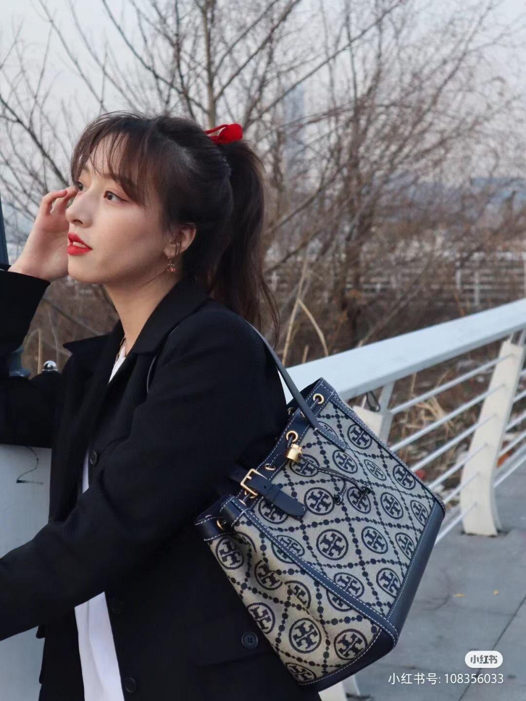 OUTLET Tory Burch T- Monogram Jacquard Small Tote กระเป๋าถือหรือสะพายไหล่ วัสดุ Canvas ปักษ์ลายแบรนด์ อะไหล่ทองสวยหรู น้ำหนักเบา