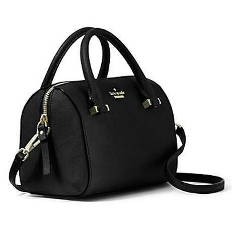 Kate Spade New York Cedar Street Bowling Bag กระเป๋าถือหรือสะพายหนัง Saffiano ทรง Bowling สวยหรู อยู่ทรงสไตล์ PRADA ด้านหน้าประดับโลโก้สีทองหรู มาพร้อมสายสะพายยาวถอดได้ปรับได้ ภายในมีช่องซิปและช่องใส่มือถือ ใส่กระเป๋าสตางค์ใบยาวของใช้ได้จุ น้ำหนักเบาขนาดก