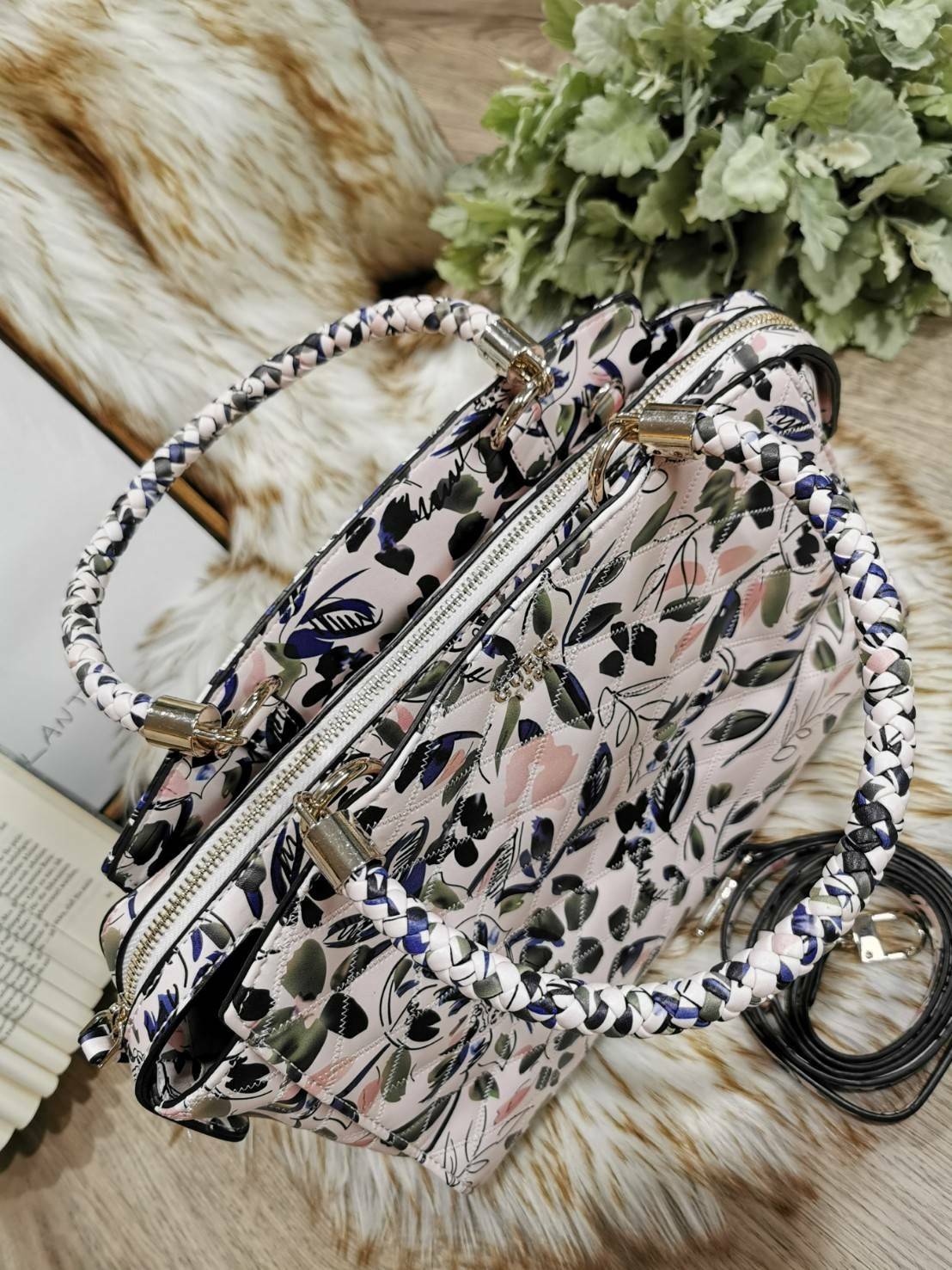 GUESS WOMAN CROSS BODY BAG กระเป๋าถือ/สะพายรุ่นใหม่ล่าสุดจาก GUESS FACTORY หนังสวยอยู่ทรงขนาดกำลังดี น้ำหนักเบา ด้านหน้าประดับโลโก้แบรนด์เปิดปิดด้วยซิปสะดวกใช้ ด้านข้างมีกระดุมปรับขยาย ภายในมีโลโก้ ช่องซิปและช่องใส่ของ ซับในพิมพ์แบรนด์ ใส่กระเป๋าสตางค์ มื