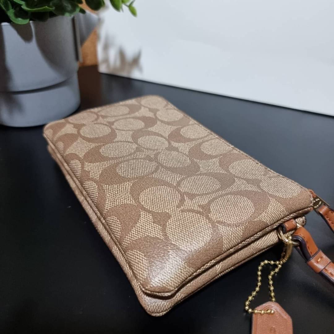 COACH F87591 DOUBLE CORNER ZIP WALLET IN SIGNATURE COATED CANVAS คล้องมือรุ่น 2 ซิป!! มาแล้วจ้า 🌟🤗 ไซส์นี้คือเหมาะมือจริงๆ พกง่ายเช่นเคย ไม่ต้องกังวลว่าจะเกะกะหรือกินพื้นที่กระเป๋าหลัก วัสดุหนังแคนวาสเคลือบลาย มีช่องหลักแยก 2 ช่อง ภายในบุผ