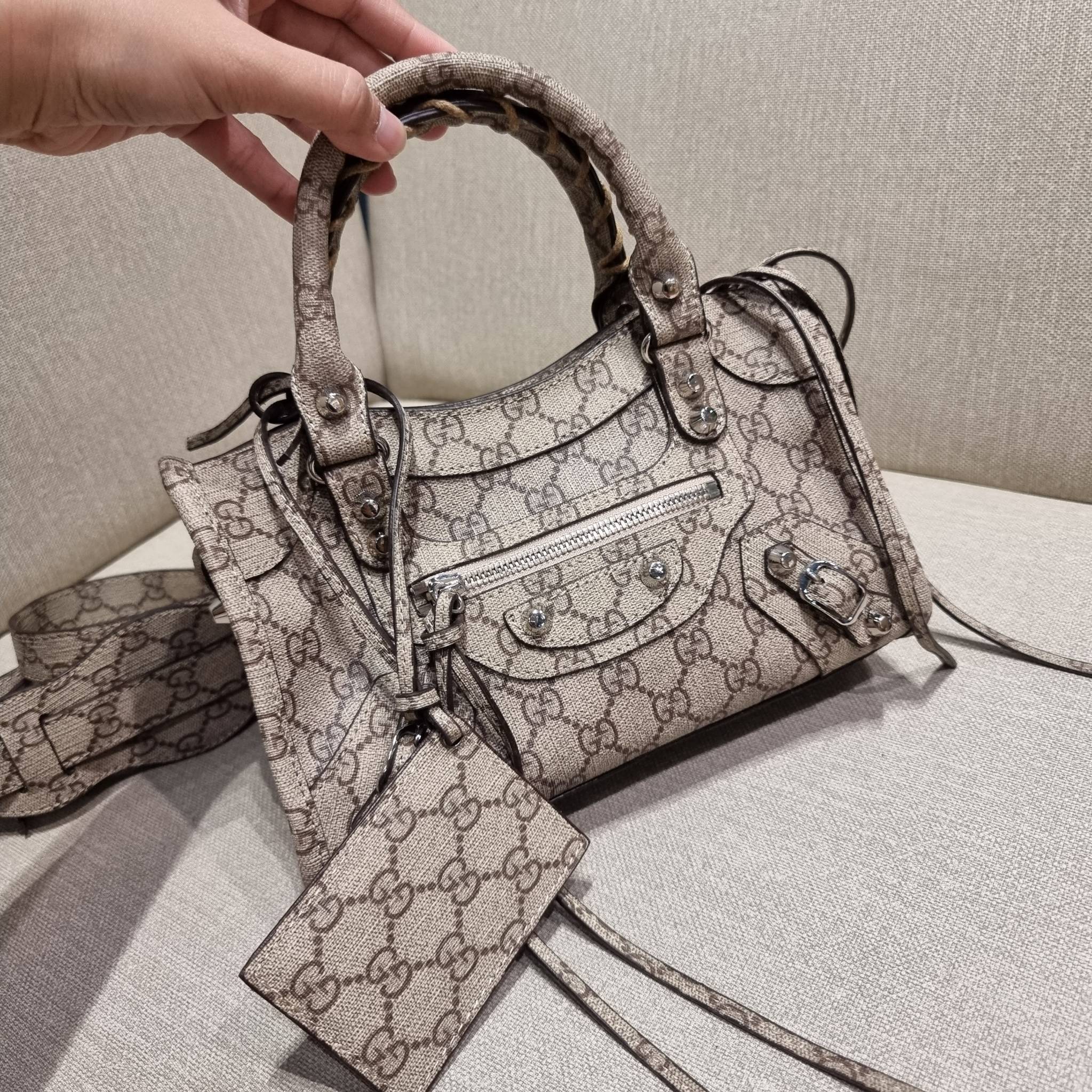 ไซส์ใหม่ กับรุ่นคอลแลบอีกหนึ่ง ที่ฮอตติดลมไม่เลิก!! Gucci×Balenciaga neo classic small bag กระเป๋าถือ/สะพายข้างที่โดดเด่นในสไตล์ที่ไม่ซ้ำ ไม่เกร่อ ดีไซน์มีกิมมิคและลูกเล่นแพรวพราว ทั้งหนังรูดซิป ทั้งหูจับ ทั้งความตกแต่ง มีดีเทลอัพราคาไปหมด วัสดุหนังแคนวาส