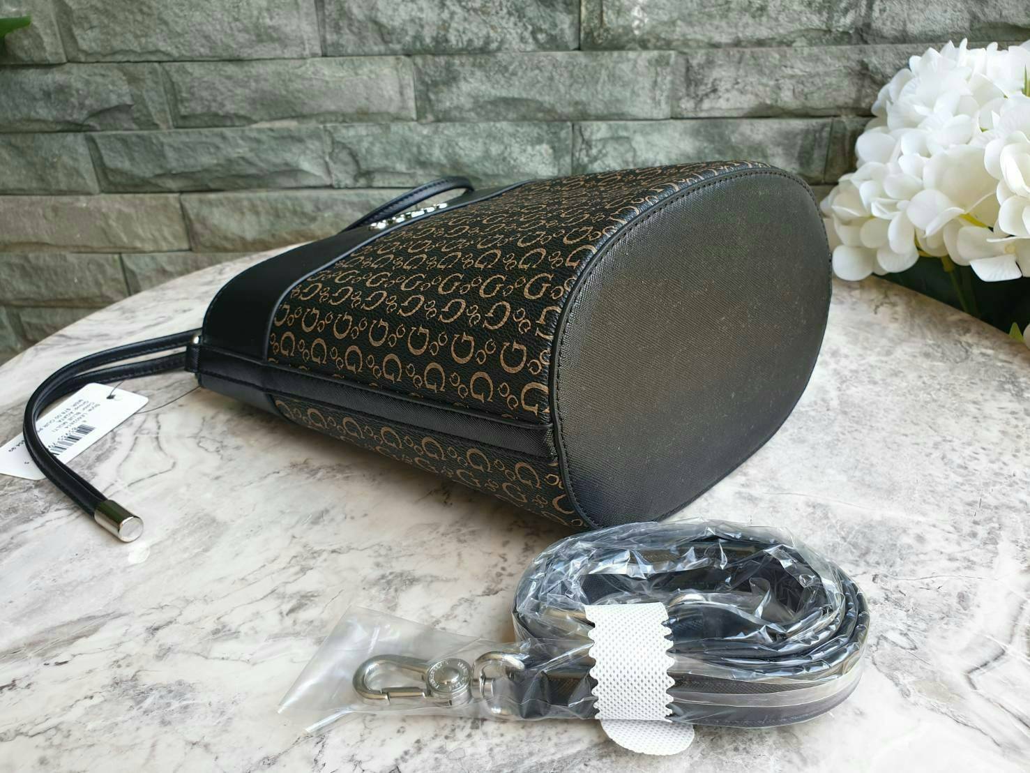 3สี Guess Bucket Bag กระเป๋ารุ่นใหม่ล่าสุด อวดไอเทมแสนเก๋กับกระเป๋าทรงถังสุดน่ารัก พิมพ์ลายรอบใบ วัสดุ Saffiano PU คุณภาพดี นิ่ม น้ำหนักเบา ด้านหน้าประดับด้วยโลโก้แบรนด์สวยโดดเด่น เปิดปิดด้วยเชือกหนังใช้หูรูดปลายเชือกประดับอะไหล่เงินสะดวกใช้ ด้านในโล่งกว้