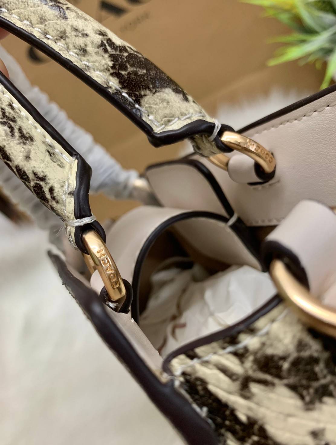 น้องเข้าใหม่ ไม่มีไม่ได้แล้ว ต้องรับไปดูแลเลยค่าา❤️ COACH MINI PEPPER CROSSBODY IN SIGNATURE ((C7227)) 📣พร้อมส่งที่ น้องใหม่ล่าสุดค่าา! กระเป๋าสะพายครอสบอดี้ร์ หรือหิ้วออกงานก็สวยไม่น้อยทีเดียวค่ะ หนังแท้นิ่มสวย หูหิ้วและด้านข้างกระเป๋าทำลา