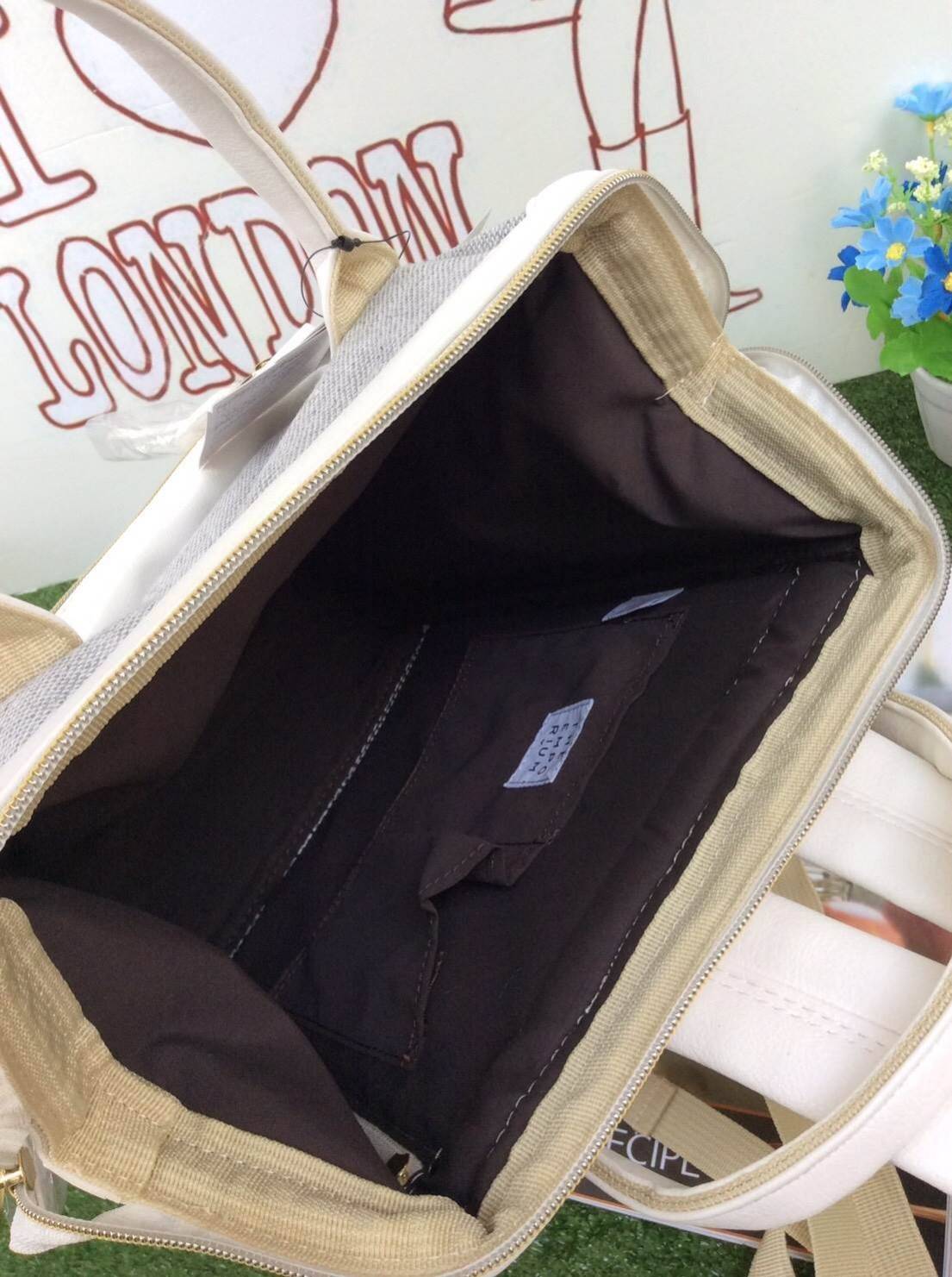 เป้ฮิตติดชาร์จกับ Anello รุ่น The emporium dark brown(limited edition) ขนาดมินิ กำลังดี วัสดุผ้าแคนวาสสลับหนัง polyester ปากกระเป๋ากว้างมีโครง มีตัวล้อคที่หูจับ ด้านหลังมีซิปสะดวกต่อการหยิบของภายใน ด้านข้างมีช่องทั้งสองข้าง กว้างจุได้เยอะ น้ำหนักเบา ดูแลร