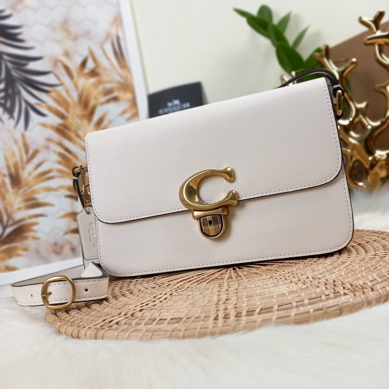 COACH STUDIO GLOVETANNED LEATHER SHOULDER BAG (C6641)🌺ห้ามพลาดเด็ดขาด!! สวยละมุน เรียบหรู ดูแพงสุดๆ!! //กระเป๋าถือ กระเป๋าสะพาย ดีไซน์เนี้ยบ! เฉียบมาก!// วัสดุหนังแท้ หนังเรียบเต็มใบ อยู่ทรง สวยมากๆ ดีเทลเรียบหรู ผู้ดีสุดๆ!// ด้านหน้าเปิด-ปิดด้วยต