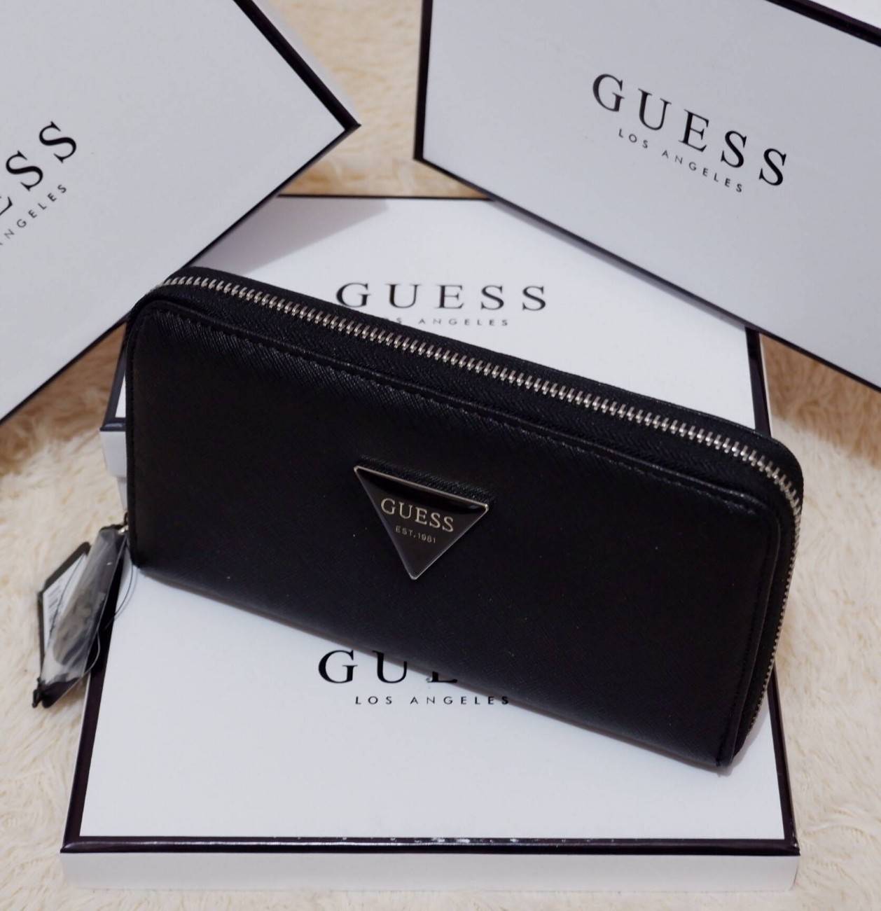GUESS FACTORY WOMEN'S WALLET กระเป๋าสตางค์ใบยาว ดีไซน์สวยหรู วัสดุหนังนิ่มลายหนังSaffiano ประดับโลโก้แบรนด์สวย เปิดปิดด้วยซิปบน ภายในมีทั้ง ช่องใส่ธนบัตร แบงก์พัน และช่องใส่บัตรหลายช่องแยกเป็นสัดส่วน ภาพถ่ายจากสินค้าจริงสวยน่าใช้ค่ะ สาวๆที่กำลังหากระ