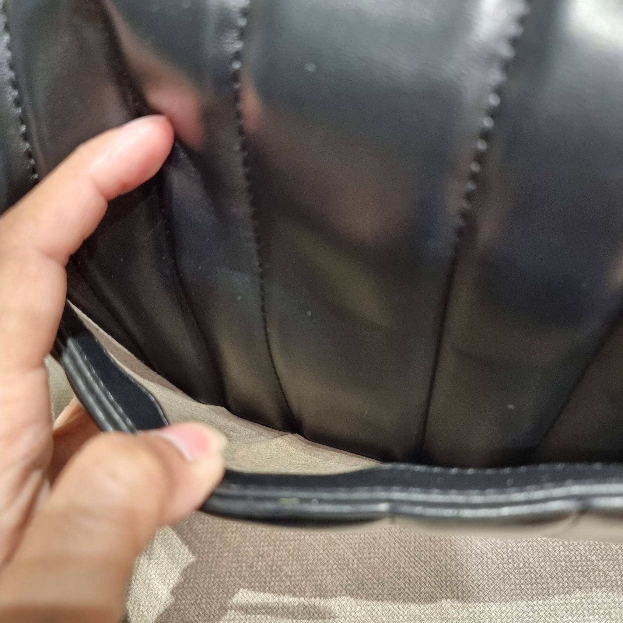 TORY BURCH KIRA QUILTED LARGE SATCHEL ใบใหญ่กับคอลที่ปังไม่ไหว พร้อมเสิร์ฟสีคลาสสิค กระเป๋าถือ/สะพาย ทรงสวย ดูแพง ดูหรู!! หนังแท้ ดีไซน์บุนวม เส้นคมสวย วัสดุหนังแกะ สัมผัสดีงาม นิ่มมือ เปิด-ปิดด้วยอะไหล่บิดล็อค ภายในเป็นช่องโล่ง มีช่องซิป ใส่ของได้แน่นๆ ม