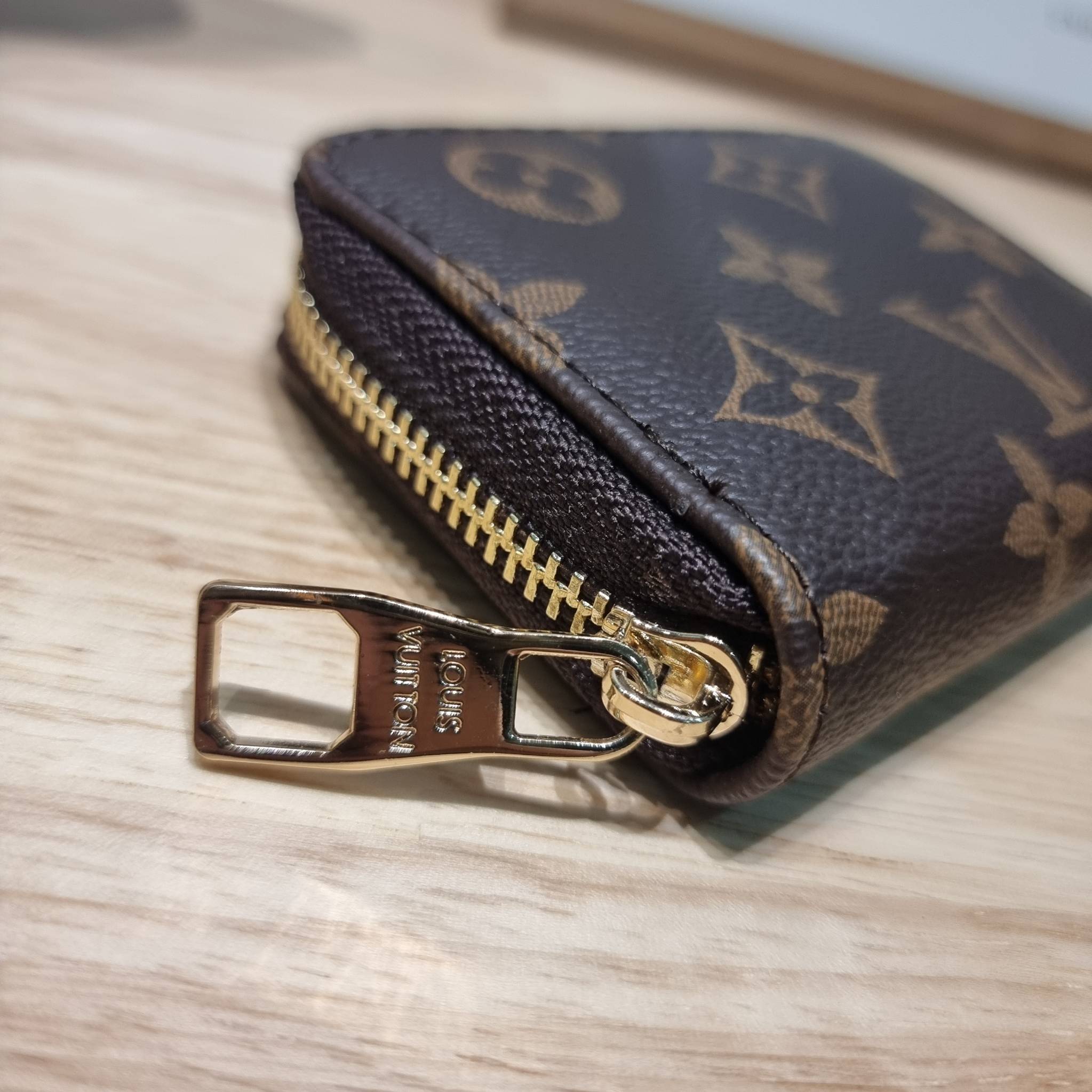 LV loop bag New in!! กับ box set ชวนสะสม ที่จับเอารุ่นยอดฮิต มามิกซ์รวมกับไอเท็มสุดคุ้มของมันต้องมี!! จัดเรียงให้อยู่ในกล่องสุดหรู ไม่ว่าจะตัวกระเป๋า กระเป๋าสตางค์ กระเป๋าจิ๋ว ใบไหนๆก็นำมาใช้งานได้จริง คุ้มค่ามากๆ แถมฟรี! ริบบิ้นลายลิมิเต็ด รวมรวบไว้ให้ได