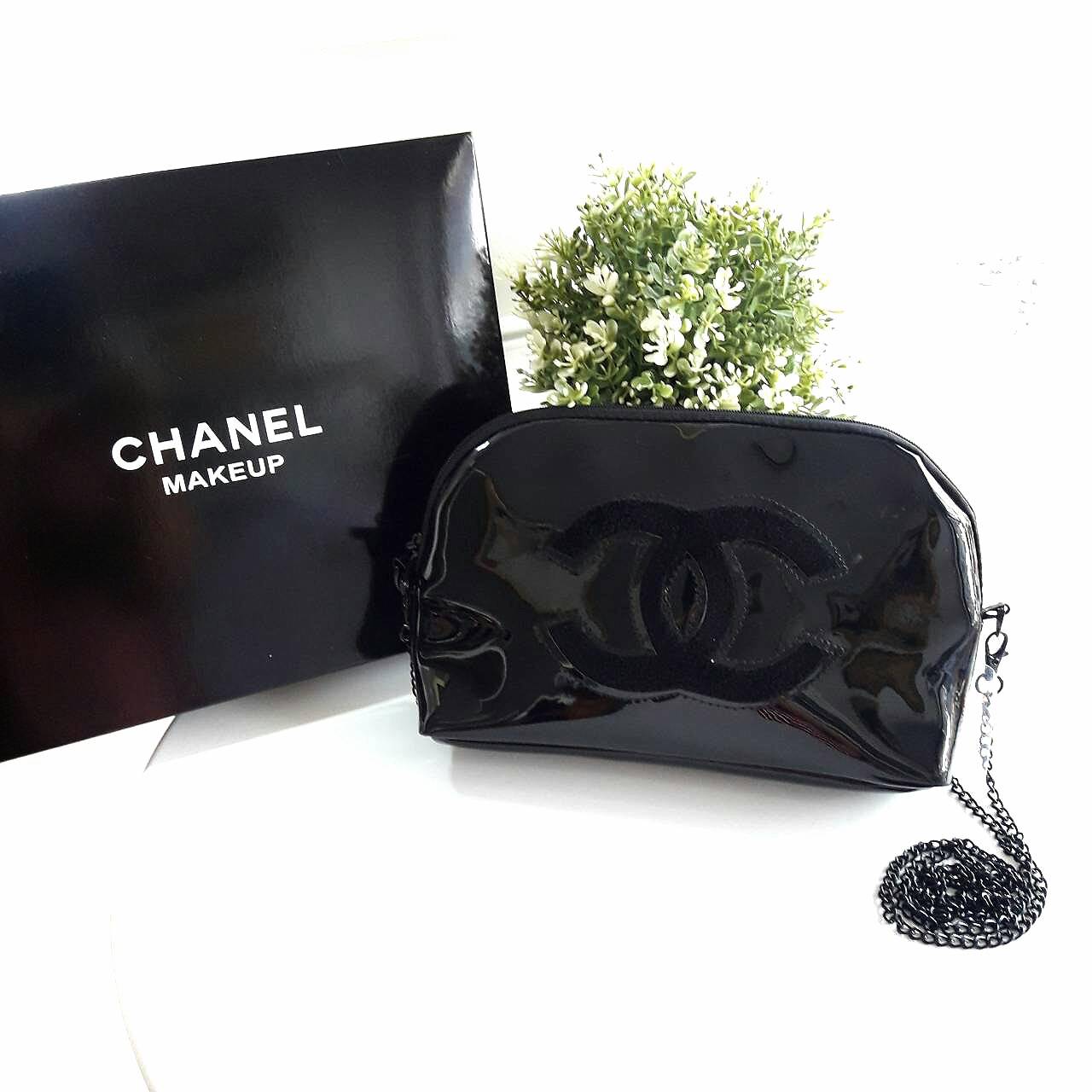 รุ่นใหม่ค้าา♡ Chanel precision luxury leather clutch with chain จากงานพรีเมี่ยมกิ๊ฟ แบรนด์ดังหนังแก้วมันสวยหรู ด้านหน้า ตกแต่งโลโก้แบรนด์บนเฟอร์สีดำ สายโซ่ยาวสีดำสุดหรู สายถอดเก็บได้ ด้านในบุผ้ามันสีแดง ปั้มแบรนด์แท้ จุของได้เยอะ ใส่มือถือได้ทุกรุ่