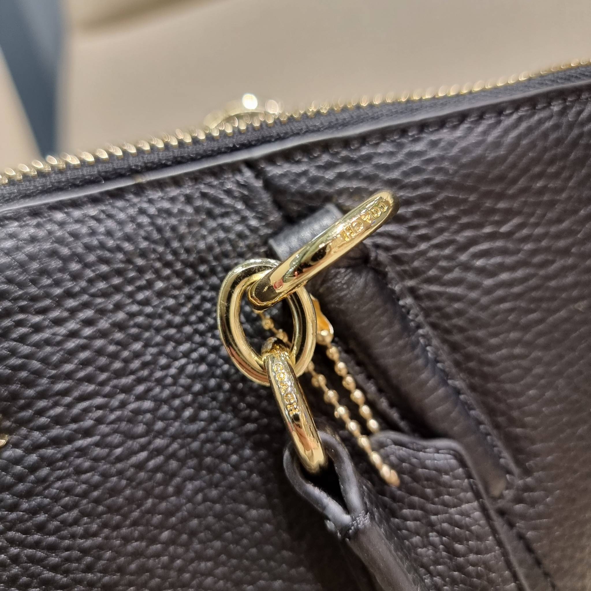 COACH F36675 SMALL KELSEY SATCHEL กระเป๋าถือ/สะพายข้าง ทรงพัดรุ่นคลาสสิค ขายดีทุกรอบ ด้วยรูปทรงที่สวย ใช้งานง่าน มีหูจับในตัว และสายครอสมาให้ วัสดุหนัง pepble สัมผัสดี (หนังจะมีรอยกดทับบ้าง ใช้งานเรื่อยๆหนังจะฟูขึ้นปกติ) เปิด-ปิดด้วยซิป รูดใช้งานง่าย ภายใ