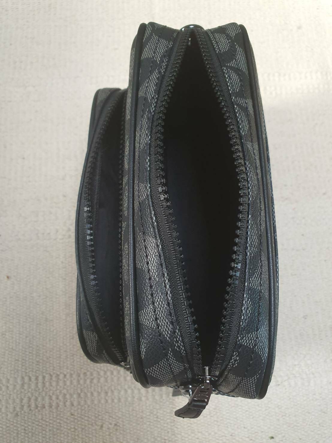 COACH Academy Sport Crossbody Bag กระเป๋าสะพาย crossbody สำหรับคุณผู้ชาย วัสดุหนัง ขนาดกำลังดี แบ่งช่องใช้งานเป็นสัดส่วน ทั้งภายนอก และภายใน ใส่ wallet ยาว mini iPad และของใช้ได้จุ กเานหลังมีอีก 1 ช่อง พร้อมสายสะพายยาว style sport ปรับได้ค่ะ