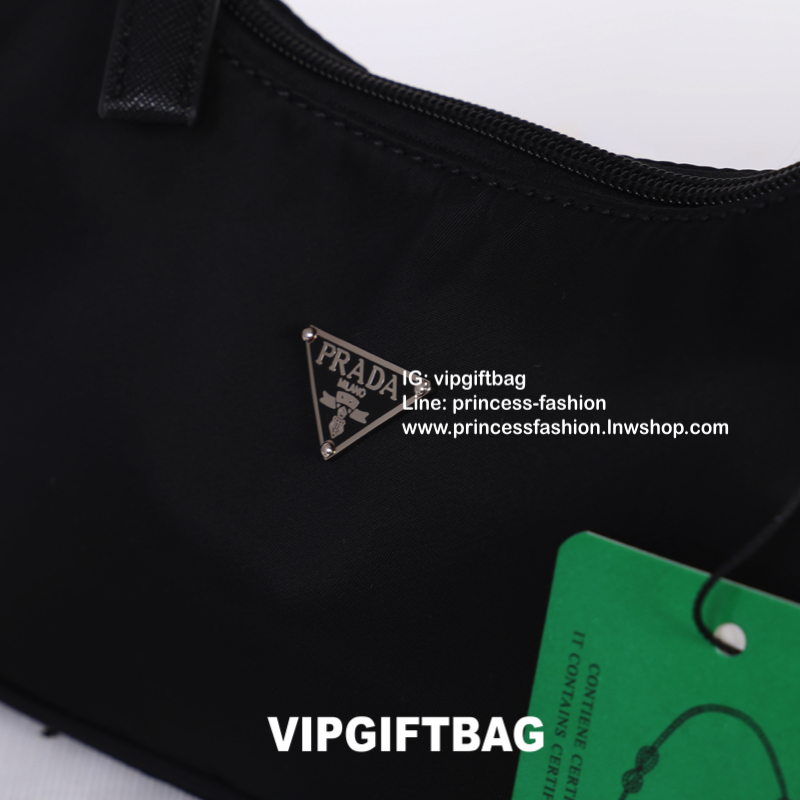 Prada nylon mini shoulder bag สินค้า Premium gift จากเค้าเตอร์แบรนด์ต่างประเทศ แท้ 💯 กระเป๋าถือหรือสะพายไหล่ size mini กำลังน่ารัก วัสดุทำจากผ้า nylon คุณภาพดีตามแบบฉบับแบรนด์เลยค่ะ อะไหลเงิน น้ำหนักเบา เปิดปิดด้วยซิป ใส่กระเป๋าสตางค์ใบสั้น,มือถือ