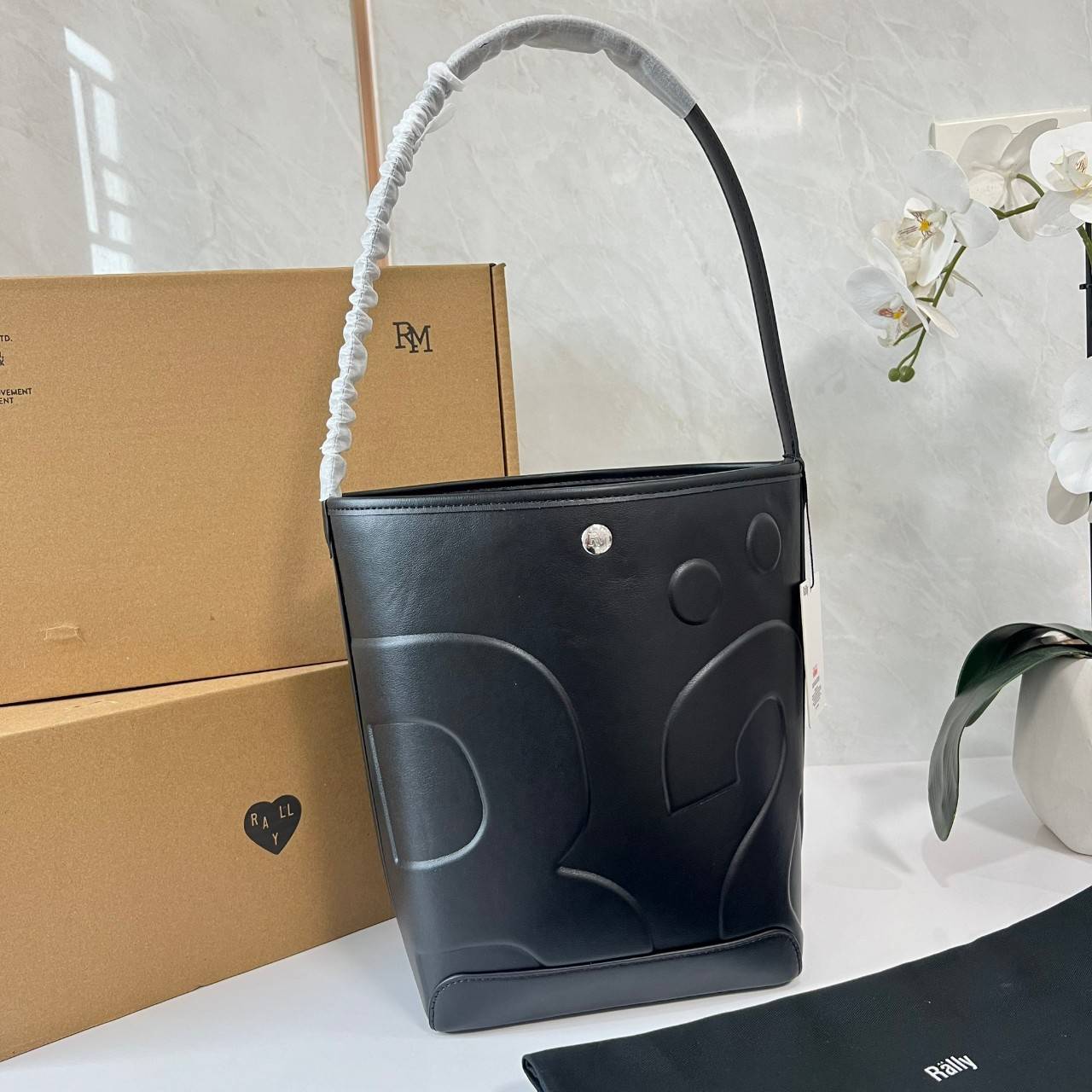 Rally The Bag Whisper กระเป๋าทรงบัคเก็ตงานหนังรุ่นใหม่ ฮอทติดลมบน มาแรงสะพายกันทั่วบ้านทั่วเมือง สายแบกสายขนห้ามพลาดจุของได้เยอะ รุ่นหนังผิวสัมผัสนิ่มมือ ทนทานและจุสิ่งของได้ครบครัน