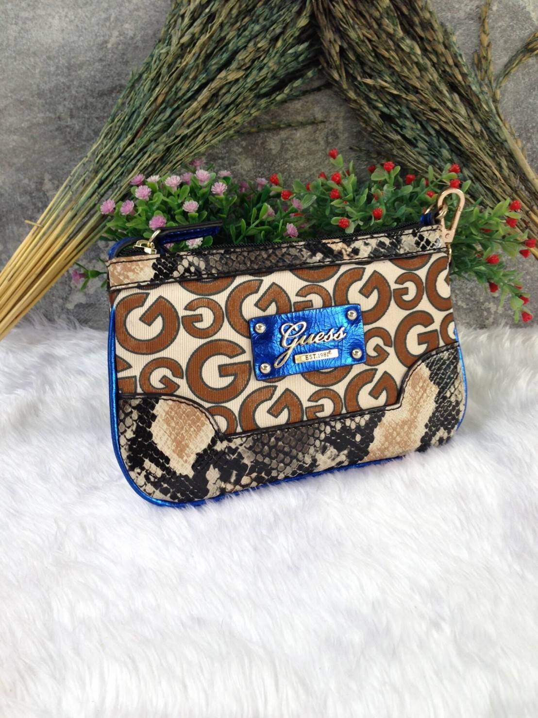 Guess clutch bag กระเป๋าคลัชถือ มาพร้อมสายสะพาย น้ำหนักเบา สีสันสวยงาม แต่งแคนวาสด้วยอักษรG สลับหนังลาย โลโก้โลหะสลักบนหนัง สามารถใส่ iPhone 8+ ได้ สวยหรู น่าใช้มากค่า
