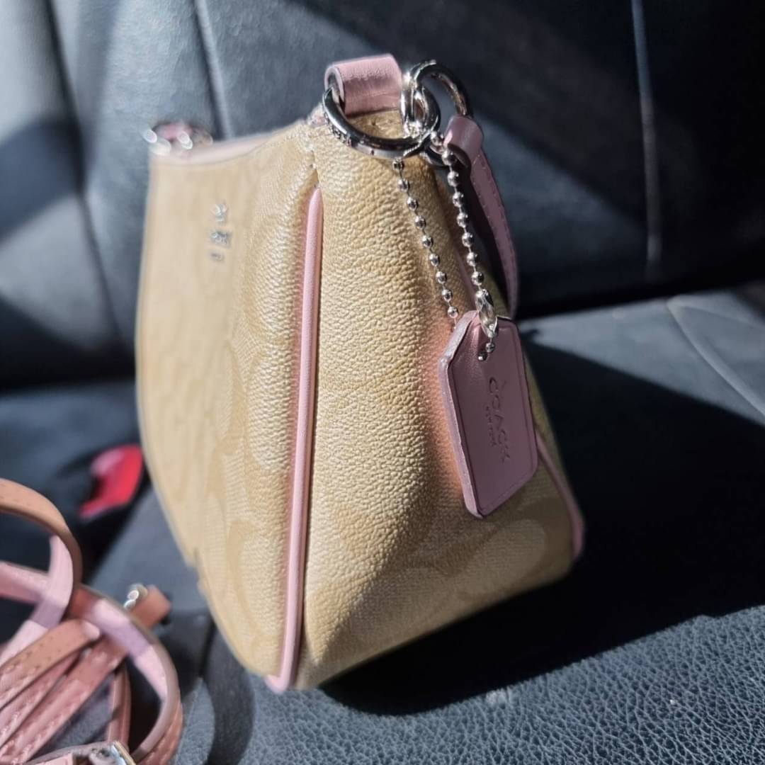 COACH F58321 TOP HANDLE POUCH อีกรุ่นฆ่าไม่ตาย!! 😎 ขายดีขายหมด ขายรวยขายปังๆ!! กระเป๋าพอชจากโค้ช ทรงใช้งานง่าย สะดวก กะทัดรัด วัสดุหนังแคนวาสเคลือบคุณภาพดี มาพร้อมสายคล้องในตัว และสายสะพาย crossbody ปรับเปลี่ยนได้ตามสไตล์ อีกหนึ่งไอเท็มที่สาวๆต้อง