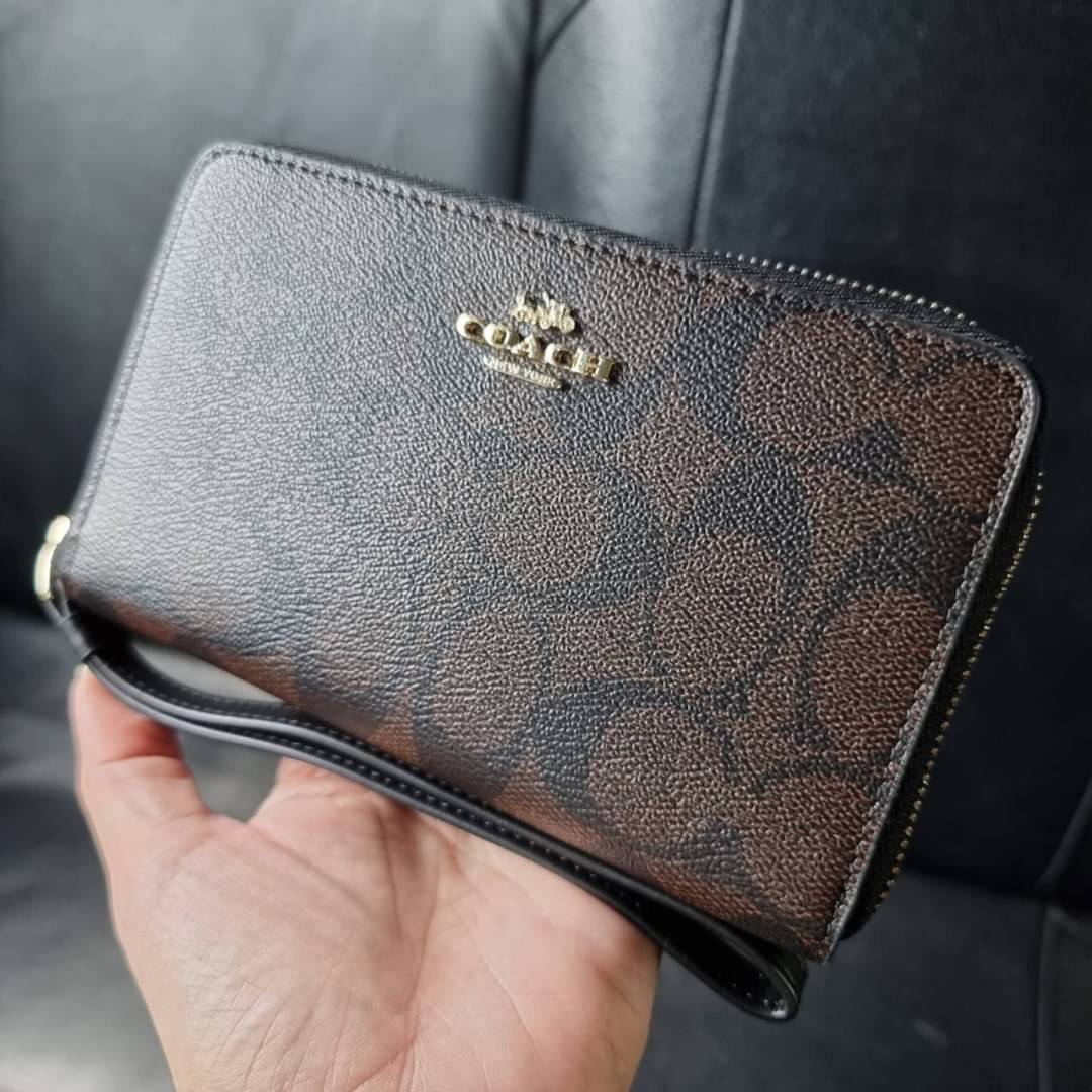 COACH F57468 PHONE WALLET IN SIGNATURE COATED CANVAS กระเป๋าสตางค์ถนอมมือถือ!! 2IN1 สุดๆ ใส่โทรศัพท์ ใส่เงิน ใส่บัตร ครบถ้วน!! จบในใบเดียวจ้า ขนาดกำลังเหมาะมือ วัสดุหนังแคนวาสเคลือบลาย คุณภาพดี สาวๆมีไว้ติดตัวสักใบ ไม่ผิดหวังจ้า