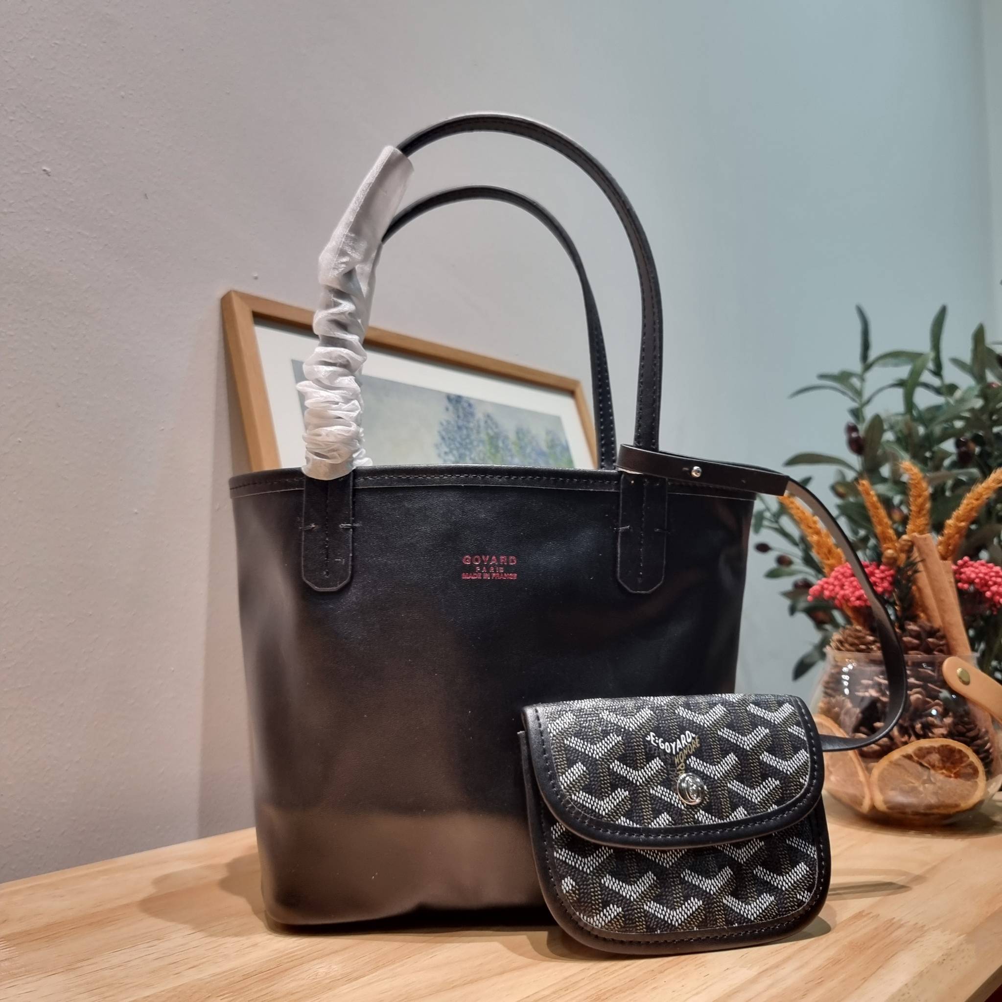 GOYARD MINI ANJOU REVERSIBLE TOTE ฮอตไอเท็ม กับกระเป๋าสะพายทรงโท้ท ไซส์มินิ กะทัดรัดมาก มาครบสีขายดี เลิศทุกสี รูปทรงคลาสสิค ดีไซน์เป็นเอกลักษณ์ ใช้งานได้หลากหลาย สามารถกลับด้านใช้ได้แบบไม่มีเบื่อ