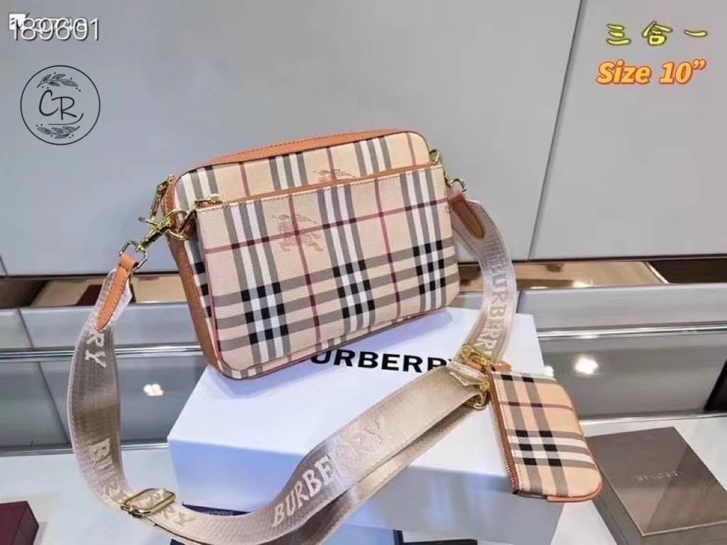 BURBERRY VINTAGE BAG / Burberry Crossbody Bag / Burberry Vintage Check And Leather Crossbody Bag กระเป๋าสะพายลายวินเทจ สวยคลาสสิก รุ่น unisex ใช้ได้ทั้งชาย/หญิง มาพร้อมใบเล็กน่ารัก โทนสีใช้งานง่าย หลายโอกาส