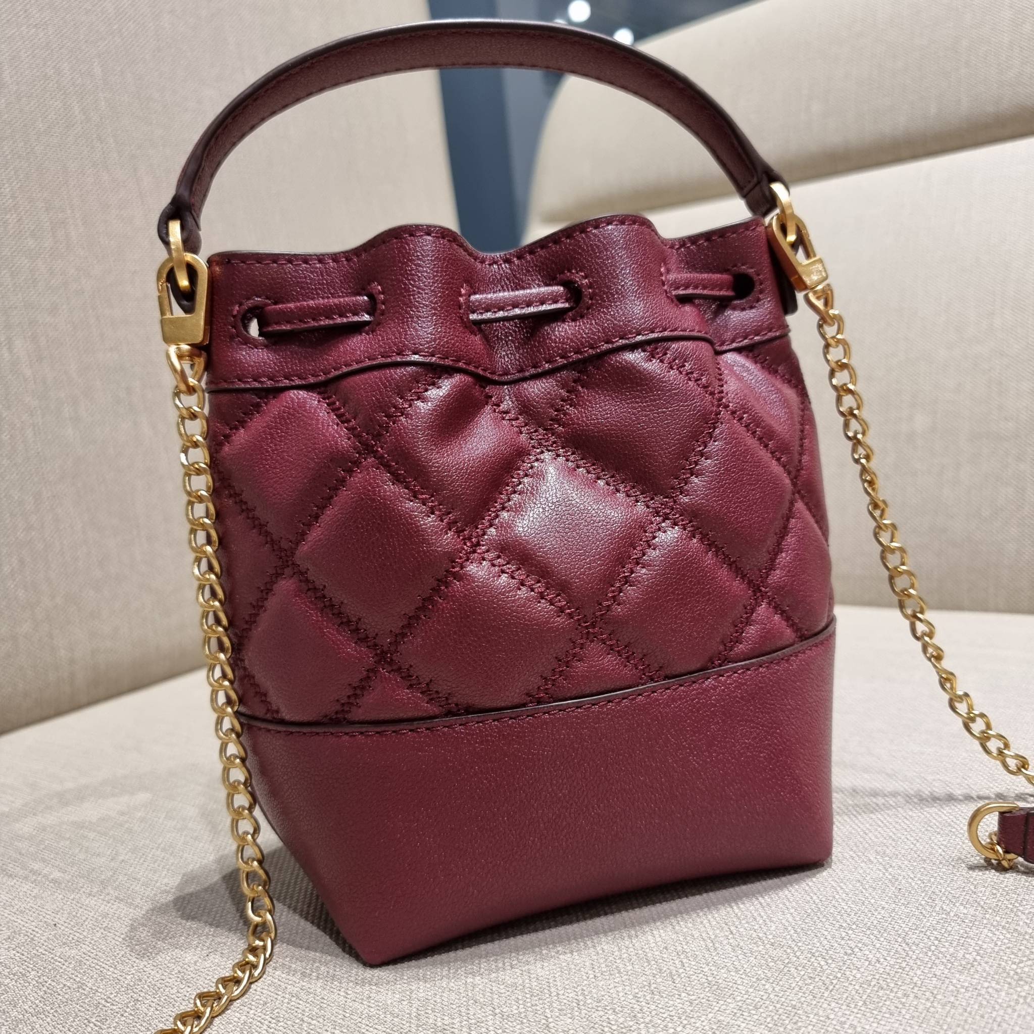 TORY BURCH WILLA MINI BUCKET BAG NEW ARRIVAL สุดปัง กระเป๋าสะพายทรงบัคเก็ต สวยผู้ดี โดดเด่นด้วยโลโก้สีทองดูหรู อัพลุคผู้ดี๊ผู้ดี วัสดุหนังแท้ ดีไซน์บุนวม เส้นคมดีเทลหรู เปิด-ปิดหนังรูดปากกระเป๋า มีหูหิ้วในตัว คล้องแขนเก๋ๆ ภายในเป็นช่องโล่ง มีช่องย่อย ใส่ข