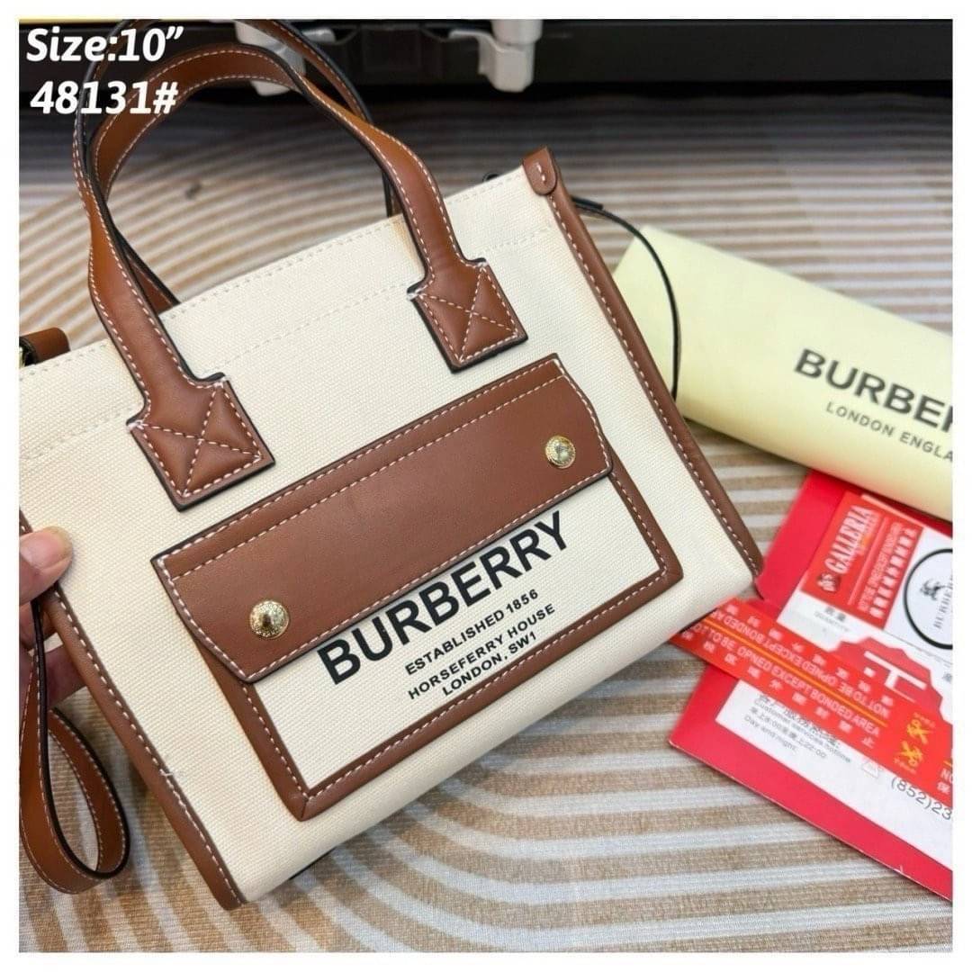 Burberry Freya Canvas Tote Bag Small กระเป๋าสะพายทรงโท้ทใบเล็กกะทัดรัดใช้งานง่าย ดีไซน์ทรงเหลี่ยมสวยอยู่ทรง ด้านหน้ามีช่องใส่ของ ภายในโล่งกว้างจุ หูจับหนังถนัดมือ