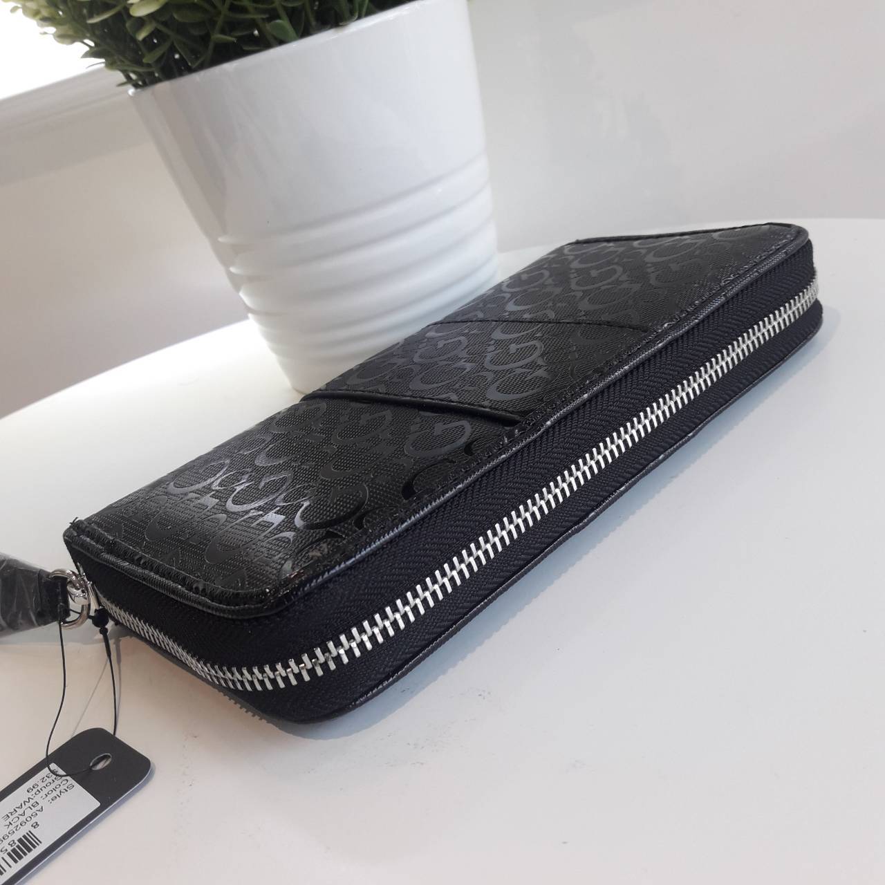 New Arrival!! ~~ Guess wallet กระเป๋าสตางค์หนังใบยาว ซิปรอบ พิมพ์ลายโลโก้ ด้านหน้าประดับด้วยโลโก้แบรนด์โลหะ เปิด-ปิดด้วยซิป แบ่งออกเป็น 2 ช่องใหญ่ สามารถใส่บัตรได้มากกว่า 6 ใบ ใส่ธนบัตรได้มากกว่า 2 ช่อง มีช่องใส่เหรียญและใส่มือถือได้ **สวยหรู ต้องมีครอบคร