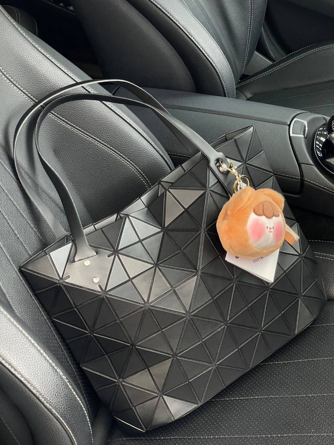 Bao Bao Issey Miyake ROCK MATTE ซีรีส์นี้จะเป็นทรงสี่เหลี่ยมผืนผ้า มีซิปปิดด้านบน ถือเป็นรุ่นที่เหมาะกับการใช้งานในชีวิตประจำวัน สามารถพับมุมและบริเวณด้านล่างของกระเป๋าเพื่อเพิ่มความสะดวกสบายในการใช้งาน ทั้งยังช่วยให้วางกระเป๋าในแนวตั้งได้อีกด้วย แผ่นต่อส