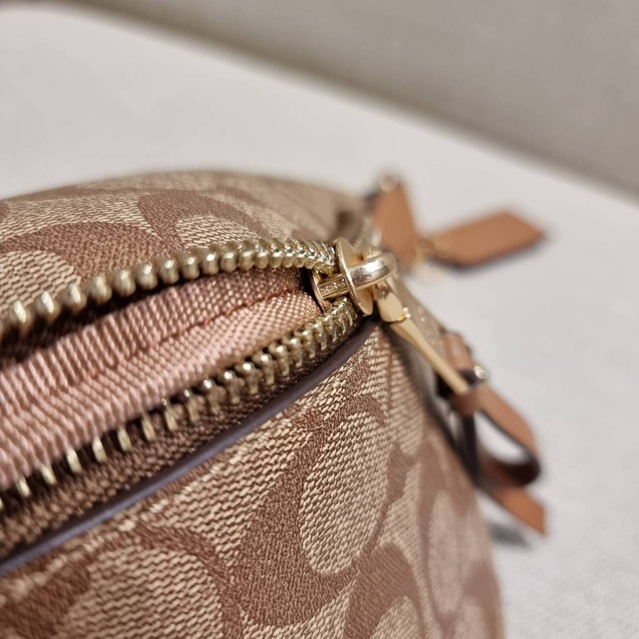 COACH F48740 BELT BAG IN SIGNATURE CANVAS กระเป๋าคาดอกทรง Unisex ที่ขายดีถล่มทลาย!! ขายได้ตลอดปี!! สวยเท่ทุกสี วัสดุหนังแคนวาสเคลือบคุณภาพดี ทนทาน ใช้งานง่าย ภายในเป็นช่องโล่ง เหมาะสำหรับคนที่ชอบพกอะไรง่ายๆ รับรองตอบโจทย์น้า