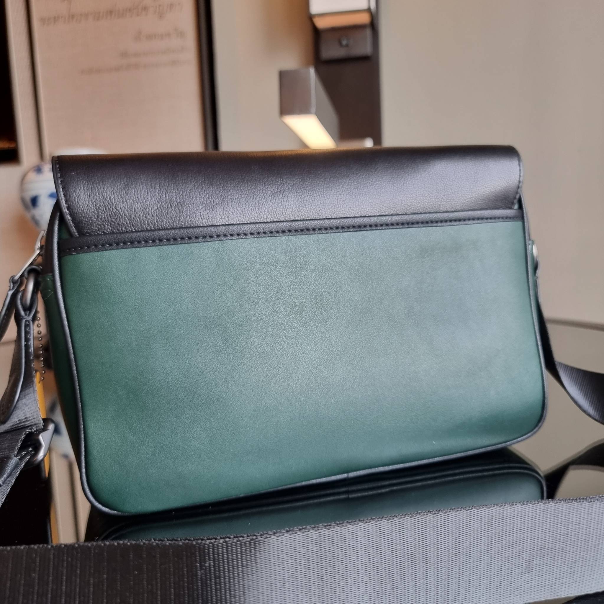 COACH TRACK CROSSBODY IN COLORBLOCK WITH COACH PATCH C6657 C8128 หล่อบอกต่ออีกหนึ่ง กระเป๋าสะพายทรงแมสเซ็นเจอร์ รุ่นเอาใจหนุ่มๆ ที่สาวๆก็อยากใช้!! ด้วยดีไซน์สีคัลเลอร์บล็อคที่โดดเด่น ทำให้ดูน่าใช้งาน วัสดุหนังแท้ สวยคมซ่อนหรู ฝากระเป๋ามีตัวล็อคแน่นหนา เปิ