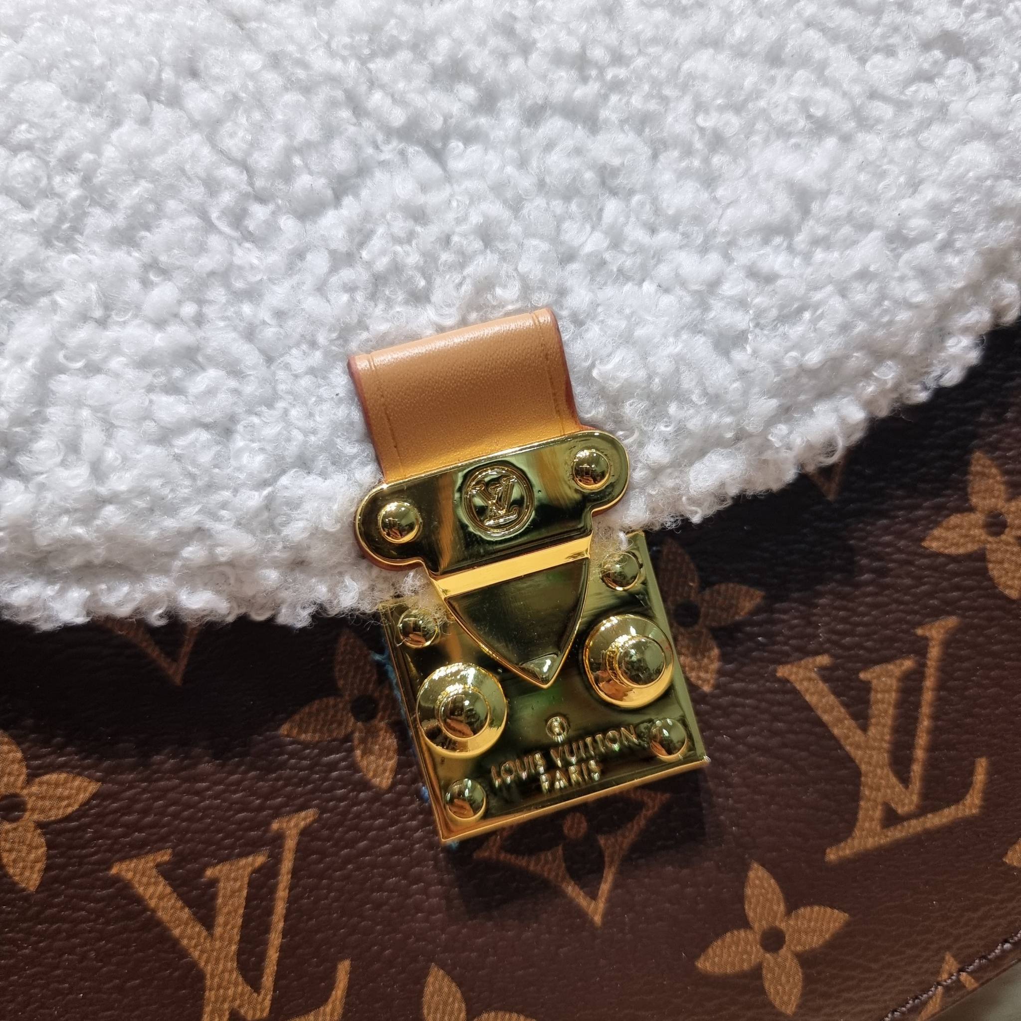 LV EDEN FLEECE bag / LV CROSSBODY HAND BAG กระเป๋าสะพายดีไซน์ใหม่ แรร์ไอเท็มที่สาวๆต้องมี! ดีไซน์ตกแต่งขนฟูนุ่ม วัสดุหนังแคนวาส เปิด-ปิดกระเป๋าด้วยอะไหล่กดล็อค ภายในเป็นช่องโล่ง มีช่องซิปแยก มีหูจับในตัวและสายครอสบอดี้มาให้ ใช้งานง่าย เหมาะกับทุกสไตล์การแ