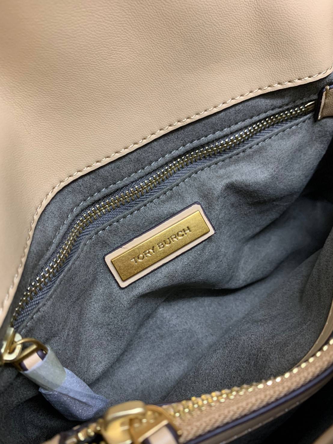 TORY BURCH KIRA QUILTED SMALL BAG พร้อมส่งที่ไทย ไม่ผิดหวังแน่นอนค่ะ! กระเป๋าหิ้วหรือสะพายข้างได้ วัสดุหนังแกะแท้ทั้งใบ ((หนังแกะจะมีคุณภาพดีเงานิ่มและแพงกว่าหนังวัวจ้า)) หนังนิ่มสวยงามมากๆค่ะ เปิดปิดกระเป๋าแบบหมุนล็อคแบบโลโก้แบรนด์ ใช้อะไหล่คลาสสิคดูหรูเ