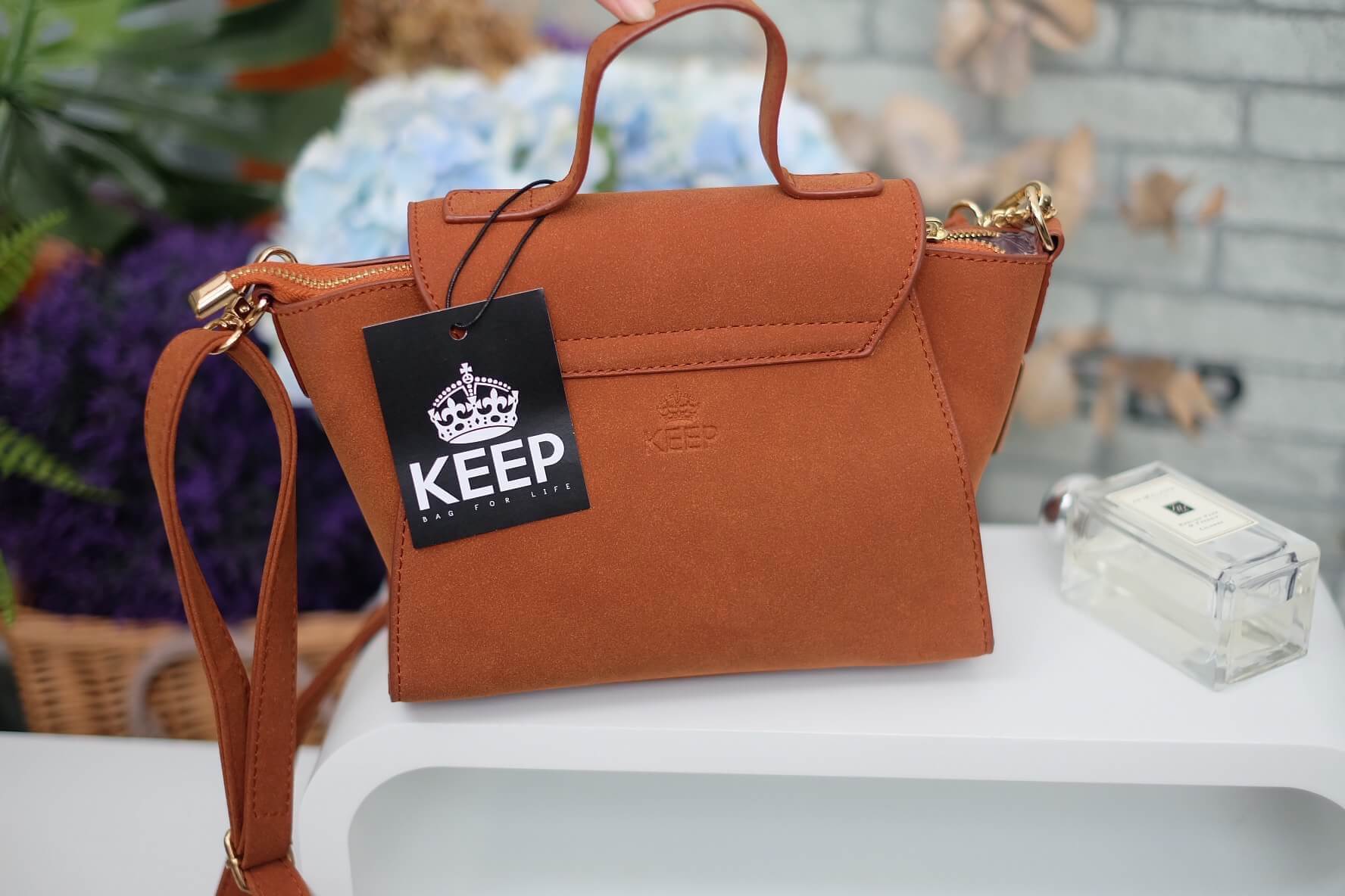 ทรงขายดี มาใหม่สวยหรูมากคะ 🌼 กระเป๋าถือ / สะพายจาก แบรนด์ KEEP รุ่น Amelia หนังกลับอย่างดี สวยคลาสสิคมากคะ #จุดเด่นใบนี้ - ขนาดกำลังดี ใส่มือถือ // กระเป๋าตังยาวได้คะ - ตัวล็อคด้านหน้าสวยหรู ปากกระเป๋ามีซิปปิดอีกที - ภายในมีผ้าซับในอย่างดี มีช่องใส