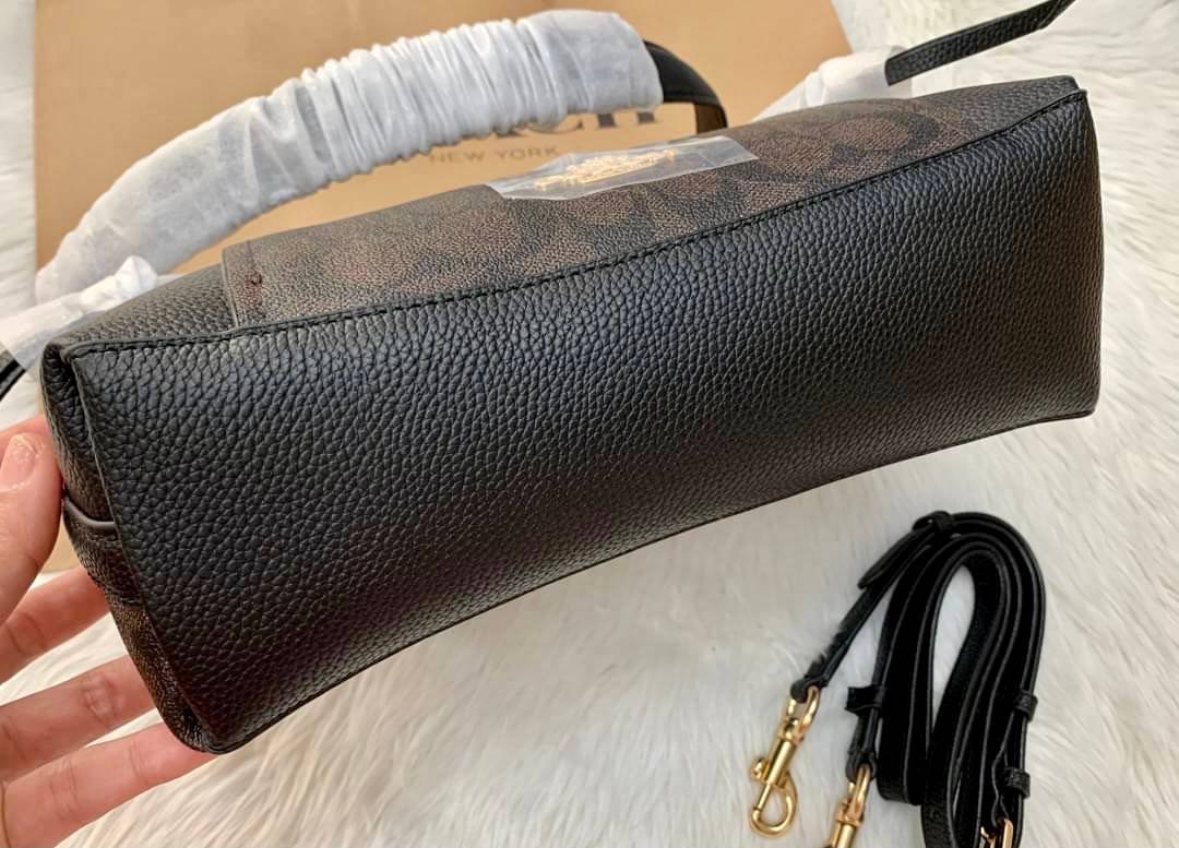 COACH SMALL MARLON SHOULDER BAG ((1600//1597)) 🌈พร้อมส่งที่ไทยอีกครั้ง ตามคำเรียกร้อง ห้ามพลาด! กระเป๋าหิ้ว//คล้องไหล่//สะพายข้างได้ หนังแท้ ทรงสวยมากค่ะ ด้านหน้ามีช่องซิปซ่อนแบบหนังห้อยให้2ช่อง ใส่ของจุกจิกค่ะ เปิดปิดกระเป๋าแบบซิป ภายในกว้างใส่ขอ