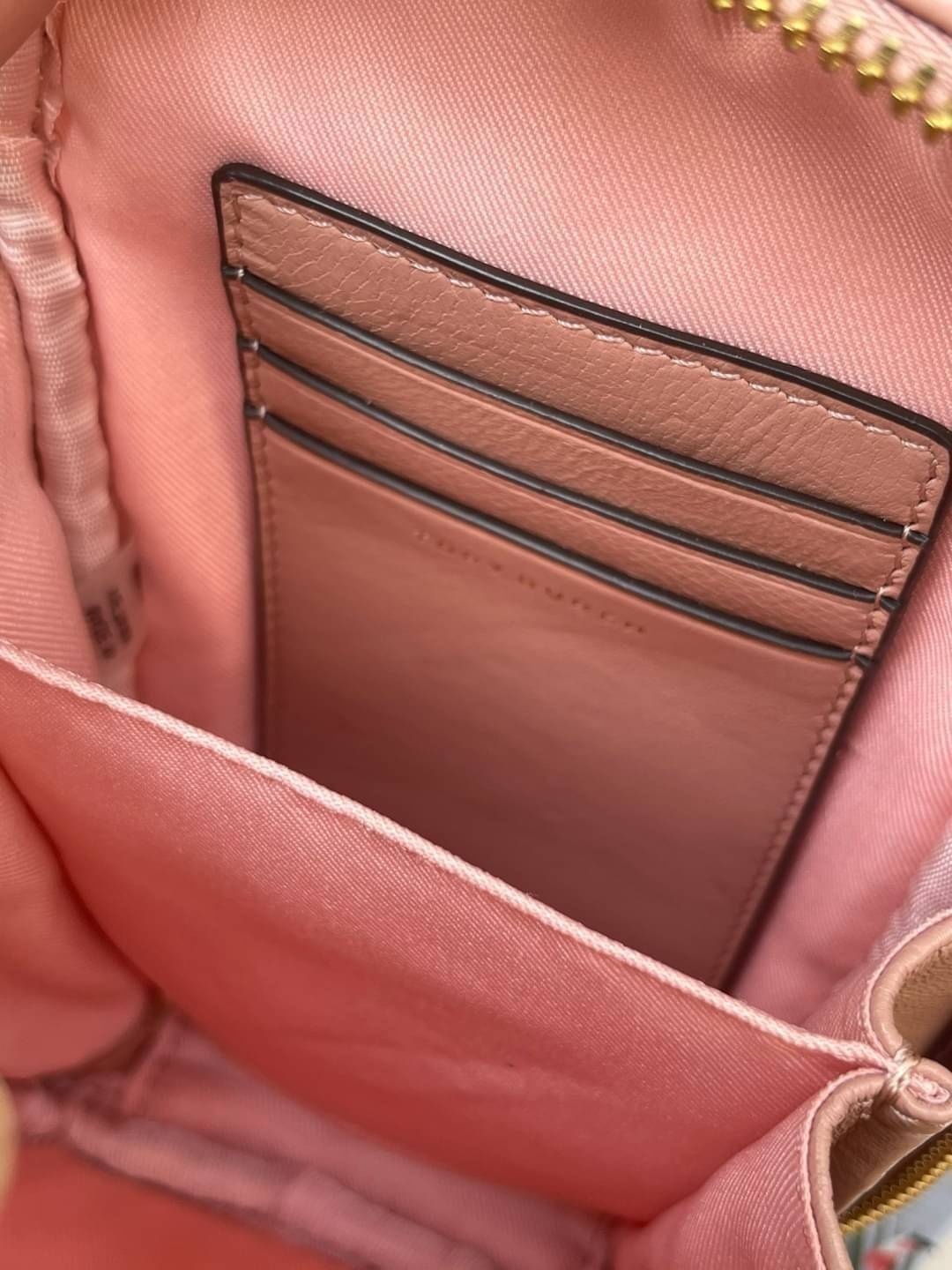 OUTTLET 】Tory burch kira chevron n/s crossbody bag กระเป๋าสำหรับใส่มือถือหรือของจุกจิกต่างๆ ได้กลายมาเป็นแฟชั่นสุดร้อนแรงแห่งปี คอลเลคชั่นนี้ออกมาเพื่อเอาใจสาวๆโดยเฉพาะ สีสันสุภาพเพื่อให้แมทช์กับสีสันของเสื้อผ้า ได้ง่าย ภายในยังสามารถแบ่งสันปันส่วนไว้สำหร