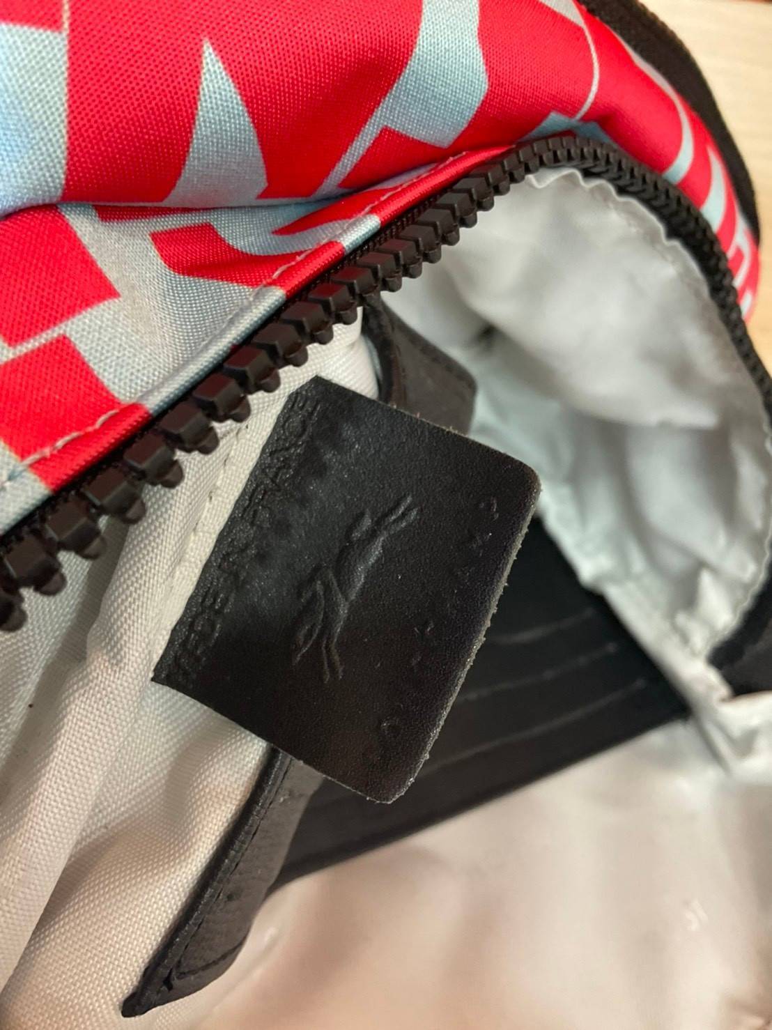 ของแท้ 💯% Longchamp Le Pliage Graphic Nylon Belt Bag กระเป๋า คาดอก / คาดเอว ลายกราฟฟิก วัสดุเนื้อผ้า Nylon Canvas เคลือบกันนำ้ ตัดด้วยหนังแท้ที่มีน้ำหนักเบา มี 2 ช่องซิปสะดวกใช้ ดีไซน์เรียบง่ายแต่เต็มไปด้วยความคลาสสิก ที่จับหัวซิปปั้มแบรนด์ จุของไ