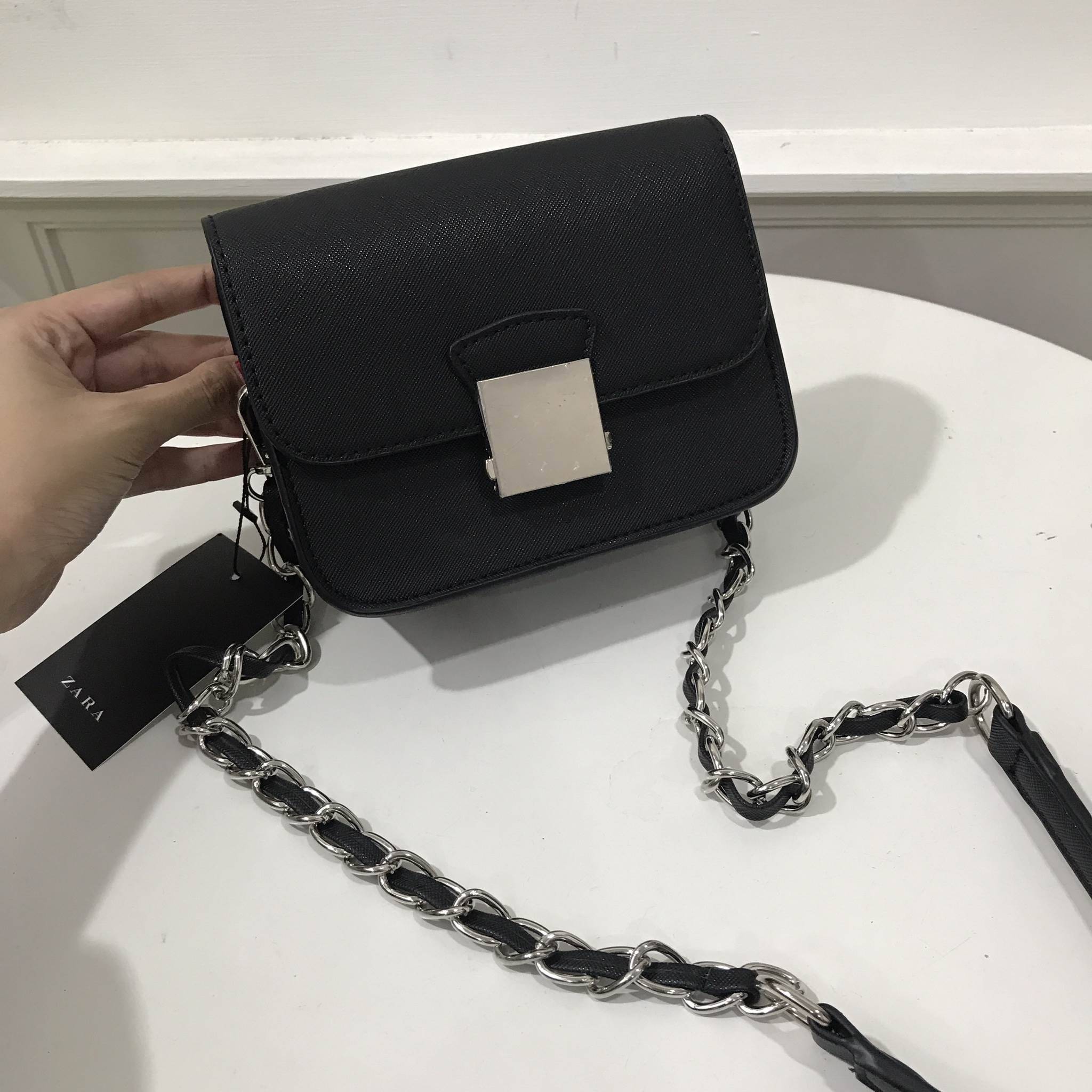 New Zara cross body with 2 straps กระเป๋าสายสะพายเก๋ช่วงนี้ต้องมานะคะ ใบนี้คุ้มสุดๆซื้อหนึ่งเหมือนได้สองใบค่ะ ตัวกระเป๋าขนาดกะทัดรัดสามารถใส่ iphone 7plus ได้ค่ะ มีสายมาให้ถึงสองสายคือสายธรรมดาสีเดียวกับตัวกระเป๋าค่ะ หากวันไหนอยากเพิ่มความแซ่บให้เปลี่ยนมา
