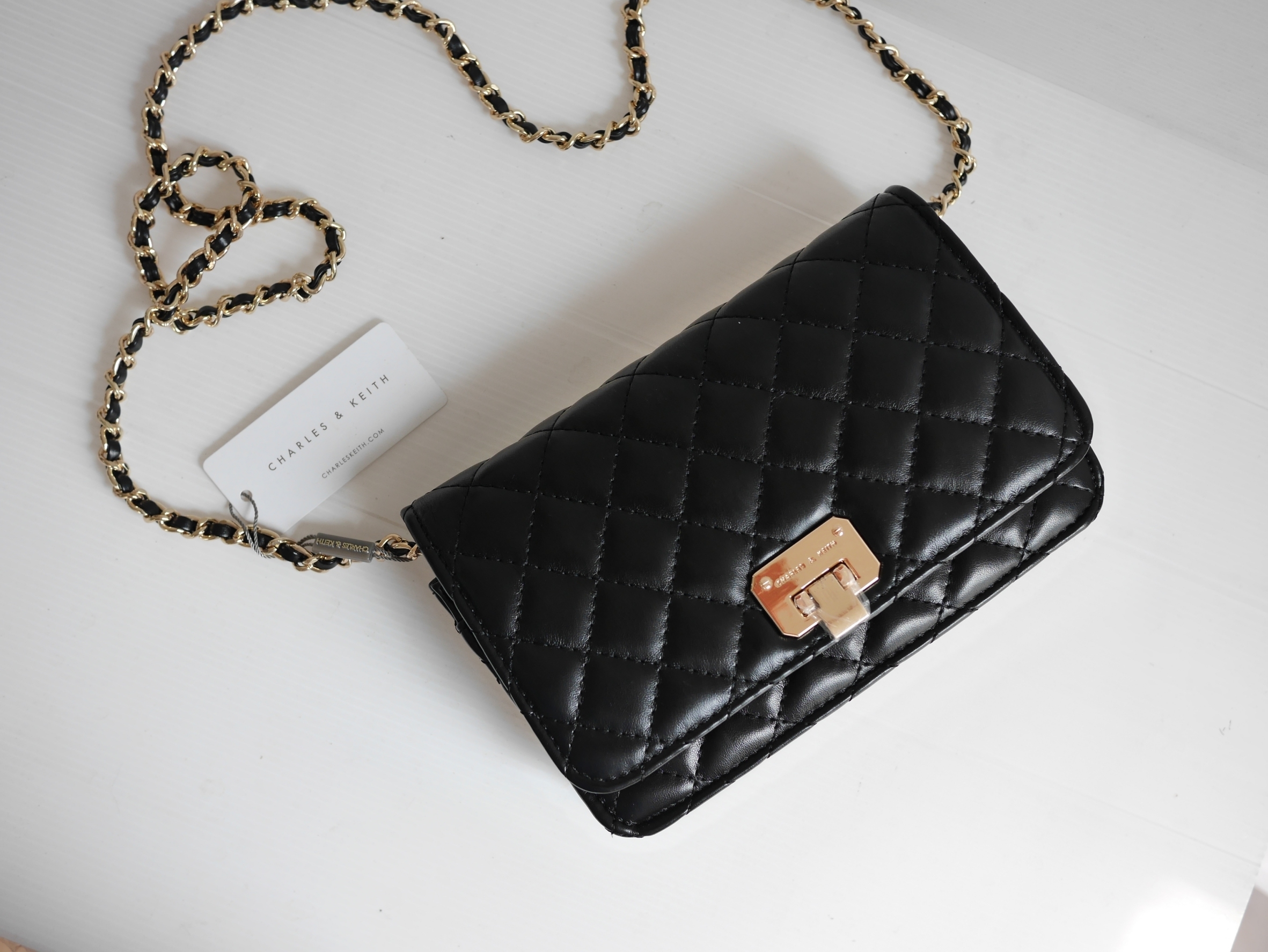 Charles & Keith Quilted Clutch (Black) กระเป๋าสะพายข้างใบเล็กกะทัดรัด วัสดุหนัง ดีไซน์ลายตาราง ปรับถือเป็น cluth ได้ มาพร้อมสายโซ่สลับหนังสวยหรู สไตล์ chanel เปิดปิดด้วยตัวล็อค ฝาเปิดด้านในมีช่องซิป เล็ก 1 ช่อง ใบนี้ mix&match ได้ทุกสไตล์การแต่งตัวค่ะ