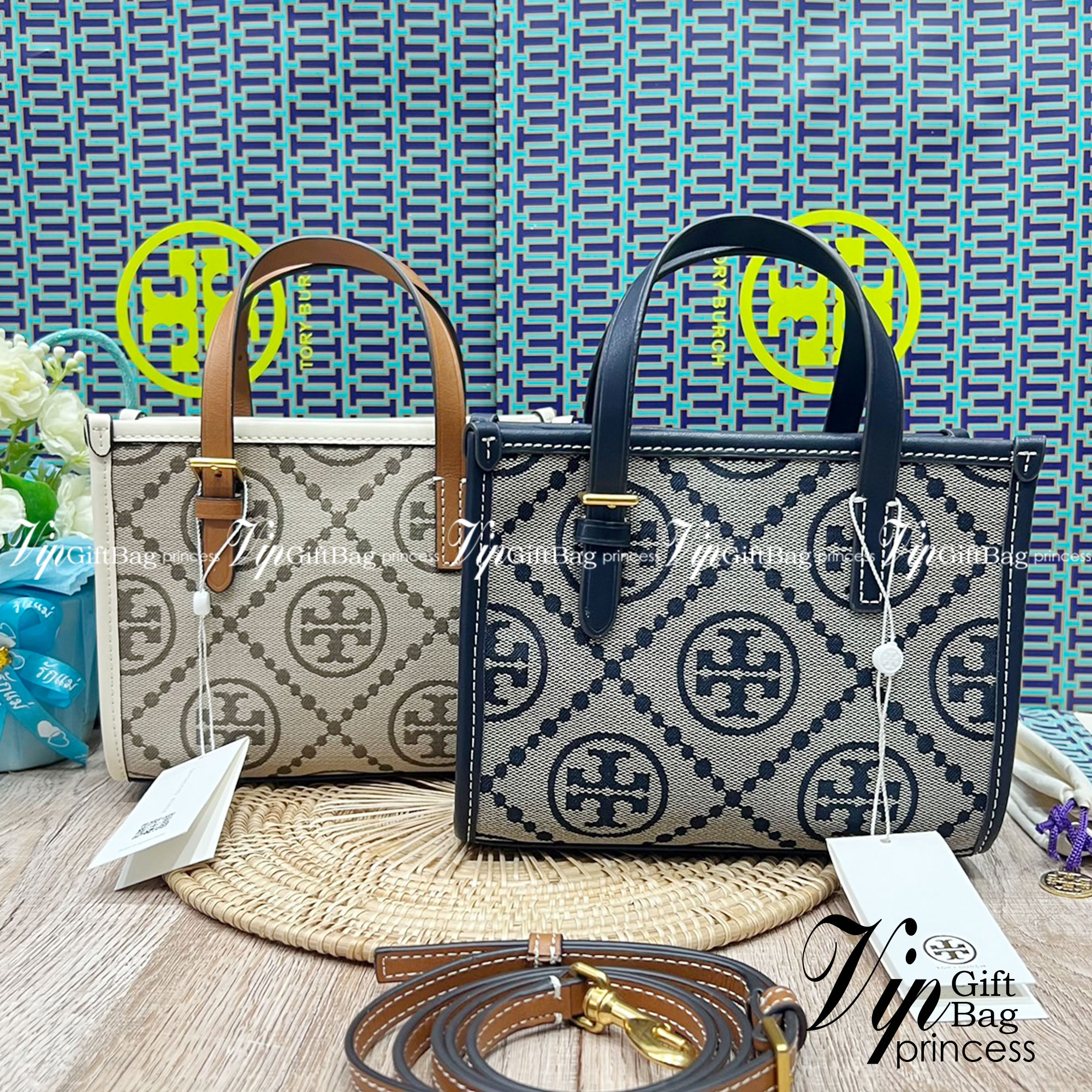 Tory Burch Mini T Monogram Square Tote / TORY BURCH Shopper Tote Bag 19cm ใบเล็ก กระเป๋าทรงโท้ท รุ่นใหม่ Square Tote ตกแต่งขอบด้วยหนังหรู มาพร้อมช่องเก็บของที่จุของได้มากมาย และสายจับกระเป๋าที่สามารถสะพายขึ้นไหล่ เหมาะสำหรับการใช้งานหลากหลายรูปแบบ รังสรรค