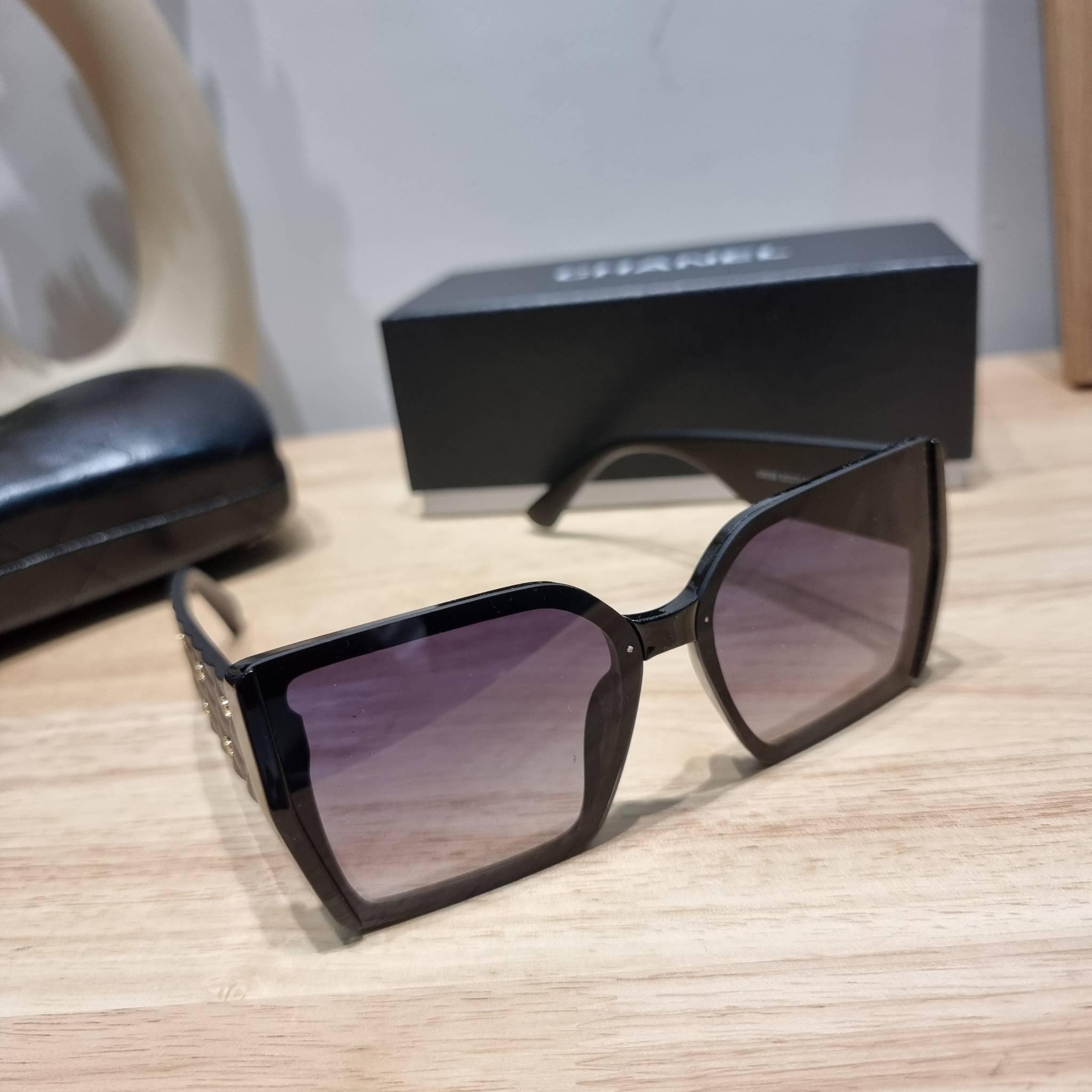 Chanel Sunglasses UV protection gift Box set สุดคุ้ม มาพร้อมอุปกรณ์ครบเซ็ท ดีไซน์ชิคมากแม่!! รับรองไม่ซ้ำใคร ใส่เสริมโหงวเฮ้ง ดูผู้ดี มีพกติดตัวไว้ไม่ตกเทรนด์ ใช้ได้ทุกโอกาส