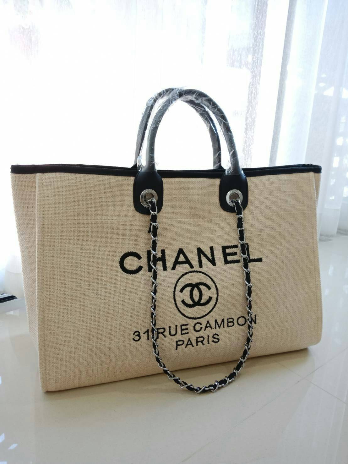รุ่นใหม่ล่าสุด!! ที่สาวๆรอคอย Chanel tote canvas bag จากงานพรีเมี่ยม VIP GIFT รุ่นดังเลยค้า Size ใหญ่อลัง บอกเลยว่า **งานดีที่สุด ตัวกระเป๋า กระเป๋าผ้าเป็นผ้า canvas เนื้อดีสมราคา สัมผัส นุ่มลื่นมือมากกกก อะไหล่เงินปั้มแบรนด์แท้ทั้งใบ ด้านหน้าปัก logo แบร