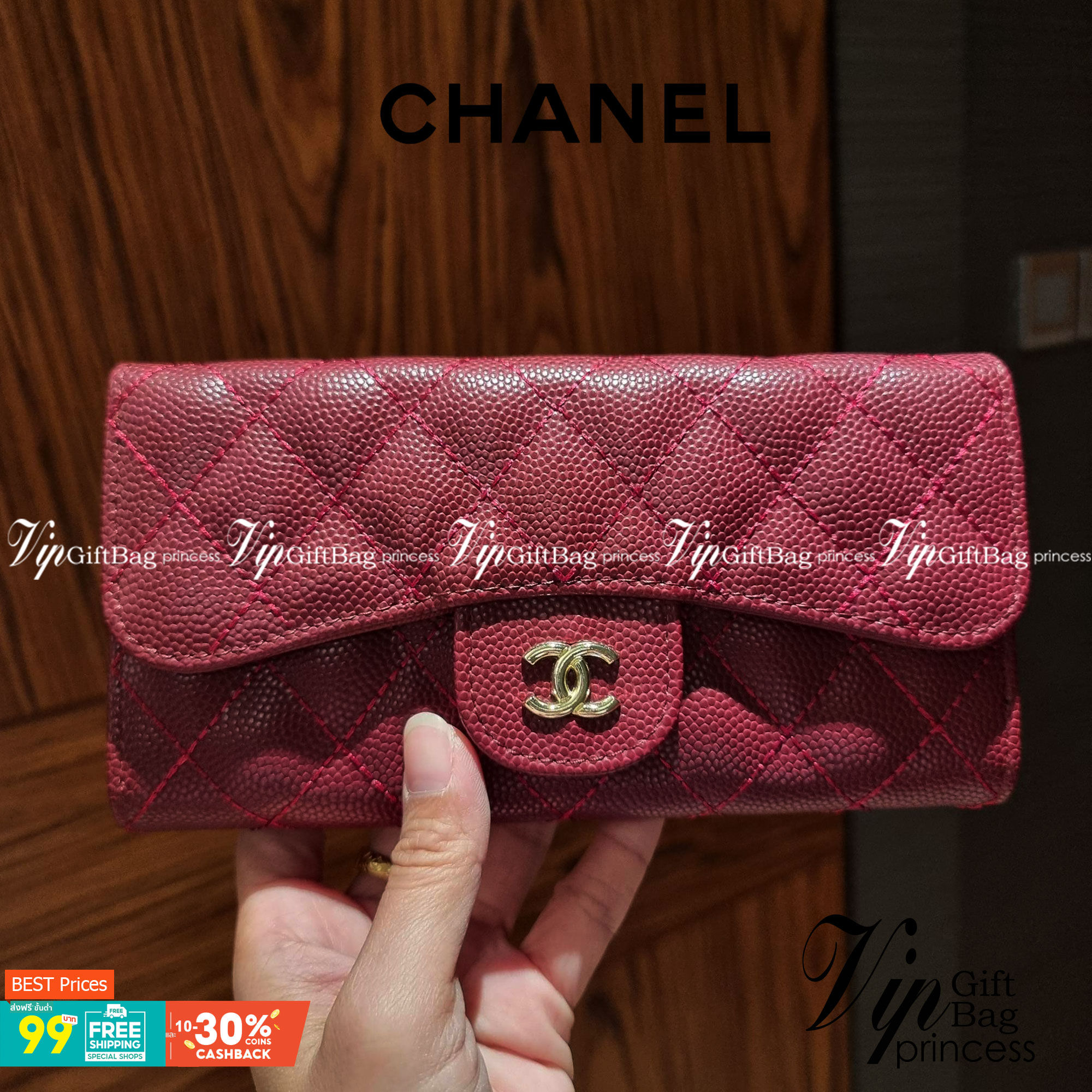 VIP 】กระเป๋าสตางค์ใบยาวรุ่นฝาพับที่ถามหากันมากที่สุด!! สวยรับทรัพย์จาก Chanel วัสดุหนังลายคาร์เวีย ลุคผู้ดีที่สุด เปิด-ปิดด้วยกระดุมแม่เหล็ก ภายในกระเป๋ามีช่องใส่บัตรได้เยอะ ใส่ธนบัตร ใส่เหรียญได้ มีช่องซิปแยกอีกหนึ่งช่อง ดีไซน์เรียบหรูดูคลาสสิค!! สาวๆห้า