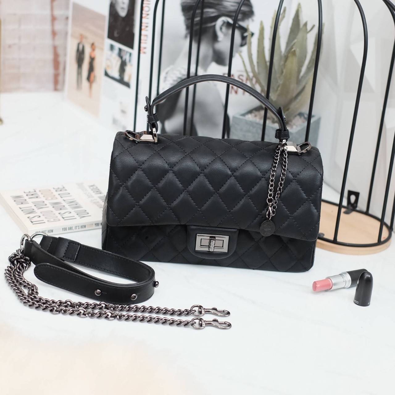 รุ่นขายดี KEEP รุ่น Coco chain handbag ✨ Collectionใหม่ตัวกระเป๋าผลิตจากหนัง Microfiber สวย ทนขึ้นกว่าเดิม การตัดเย็บ นิ่ม ฟู ตึง สวยอยู่ทรงตามแบบฉบับของแบรนด์ รุ่นใหม่ตัวนี้ปักลายตารางสวยหรู การเย็บประณีตทุกตาราง อะไหล่สีดำ เงา เกรดพรีเมี่ยม