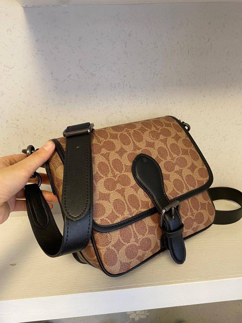 Coach Frankie Crossbody In Signature Canvas Leather Bag Sling CD877 กระเป๋าสไตล์แฮนด์ฟรีที่จัดระเบียบอย่างดีสำหรับการเดินทางหรือที่ทำงาน Frankie Crossbody ขนาดกะทัดรัดถือทุกสิ่งที่จำเป็นด้วยพื้นที่สำหรับโทรศัพท์ กระเป๋าสตางค์ กุญแจและอีกมากมาย ผลิตจากผ้าแ