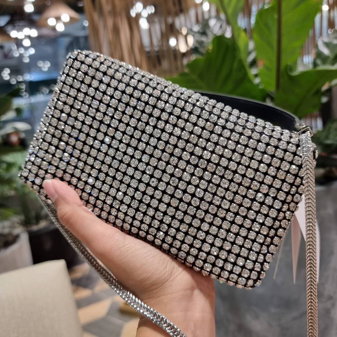 ALEXANDER WANG HEIRESS POUCH IN RHINESTONE MESH จัดให้แบบสุดตัว กับไอเท็มที่สาวๆต่างเรียกร้อง กับกระเป๋าพอชตกแต่งพลอยเทียม หรูหรา โดดเด่น ดูแพง ด้วยการตัดเย็บเรียงร้อยลงบนตาข่ายเนื้อละเอียด ทำให้ดูดีมีราคางดงามจริงๆ เปิด-ปิดด้วยซิป ขนาดกำลังสวย ภายในเป็นช