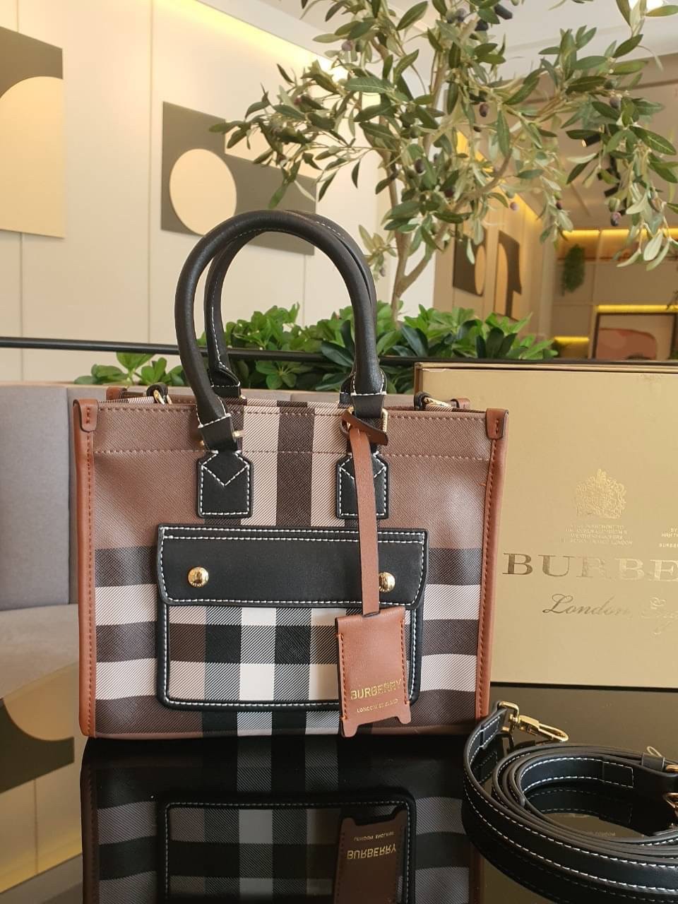 Burberry Mini Freya Tote in Dark Birch Brown / BURBERRY MINI FREYA TOTE BAG กระเป๋าถือ กระเป๋าสะพายครอสบอดี้ วัสดุหนังพิมลาย MONOGRAM โทนเข้ม