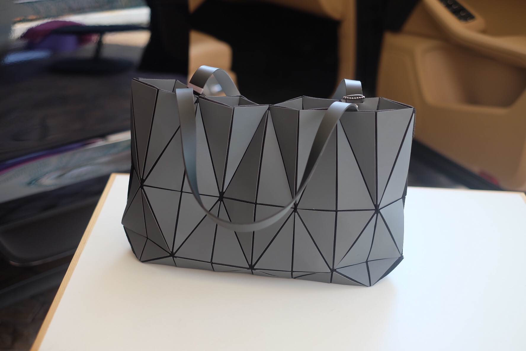 ห้ามพลาดเลยค่า ได้ สีใหม่ ลายใหม่ Metallic Grey 💕ทรงสุดฮิตจากแบรนด์ David Jones ใบนี้ มาพร้อมกับน้องกระต่ายสีเข้า set กับกระเป๋าคะ กระเป๋า ทรง Tote ตัวกระเป๋าเย็บติด ด้วยแผ่นอคิลิค สุดหรู ดีไซน์เกร๋ จุดเด่นที่ น้ำหนักเบา สามารถ ถือ หรือ สะพายไหล่ไ